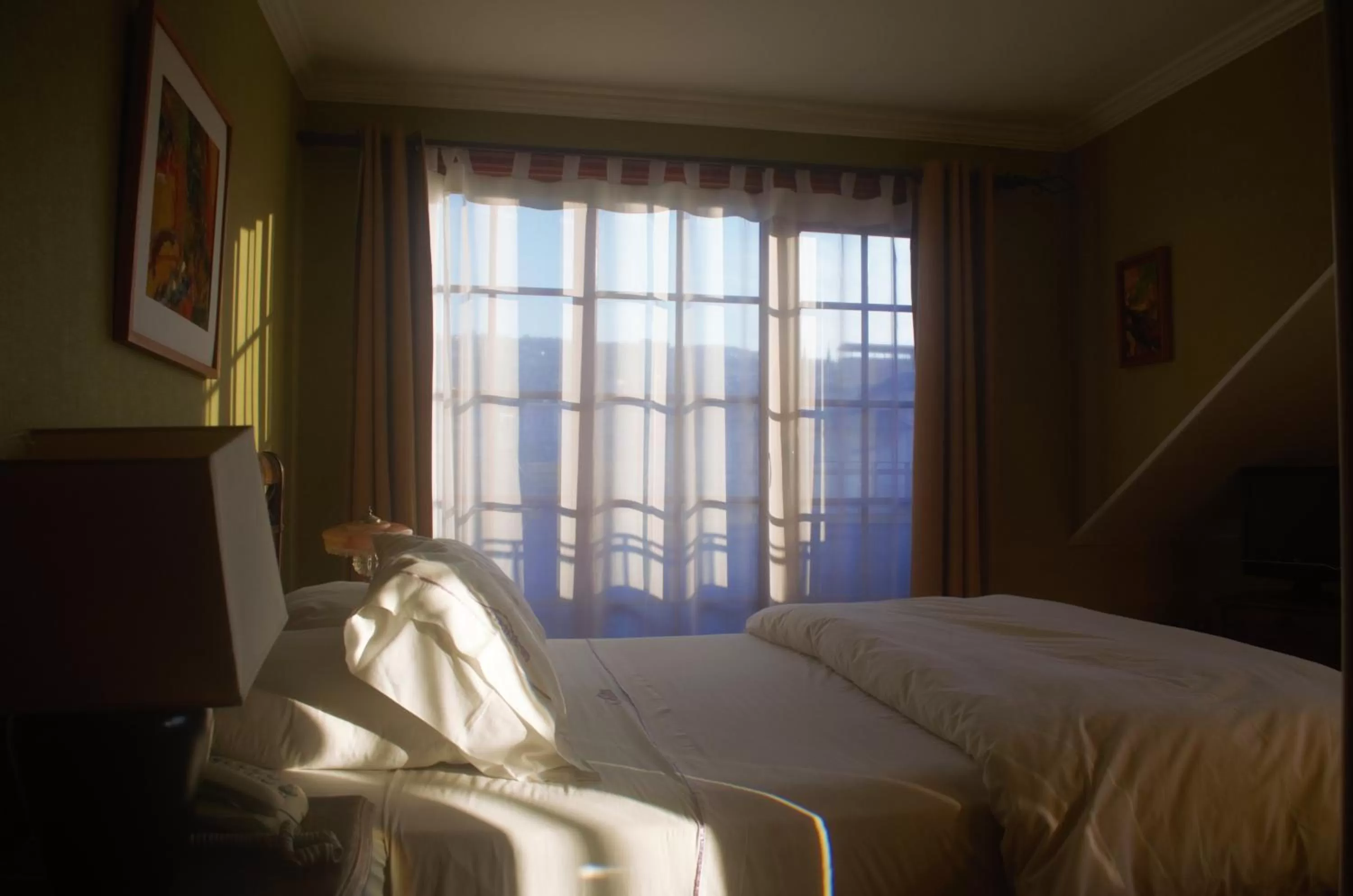 Photo of the whole room, Bed in Hotel Manoir Atkinson