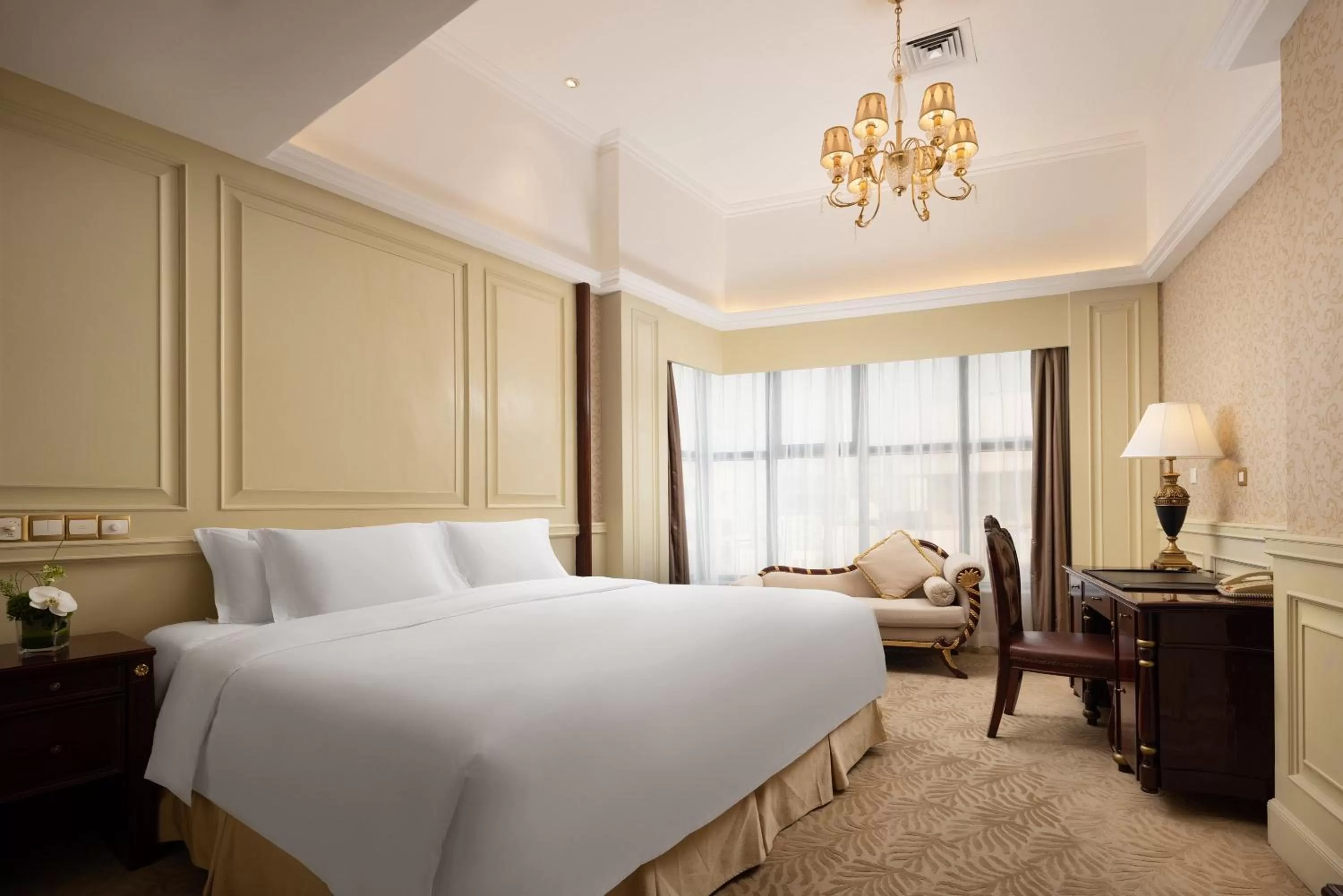 Photo of the whole room in Crowne Plaza Hotel & Suites Landmark Shenzhen, an IHG Hotel - Nearby Luohu Border, Indoor heated swimming pool, Receive RMB100 SPA coupon upon check-in