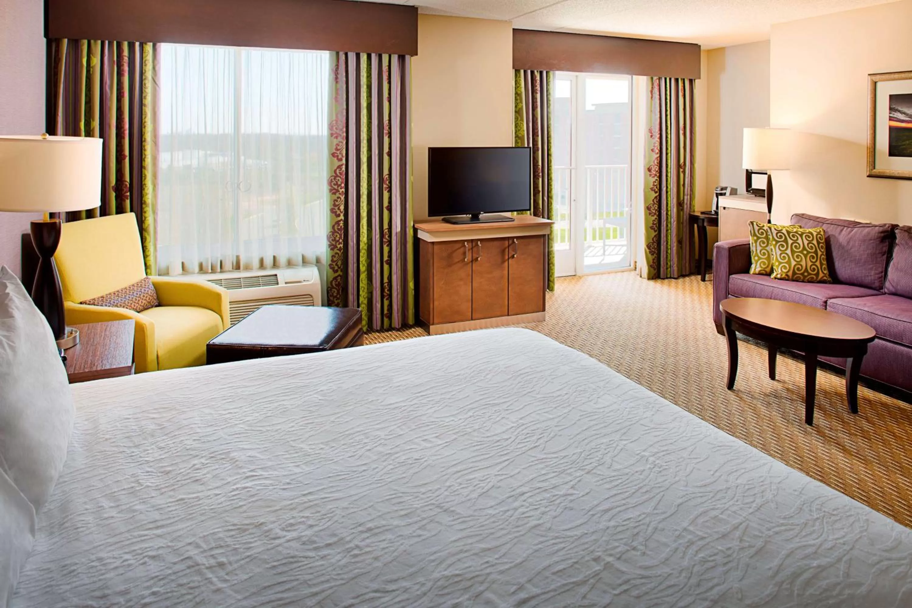 Bed in Hilton Garden Inn Hartford North-Bradley International Airport