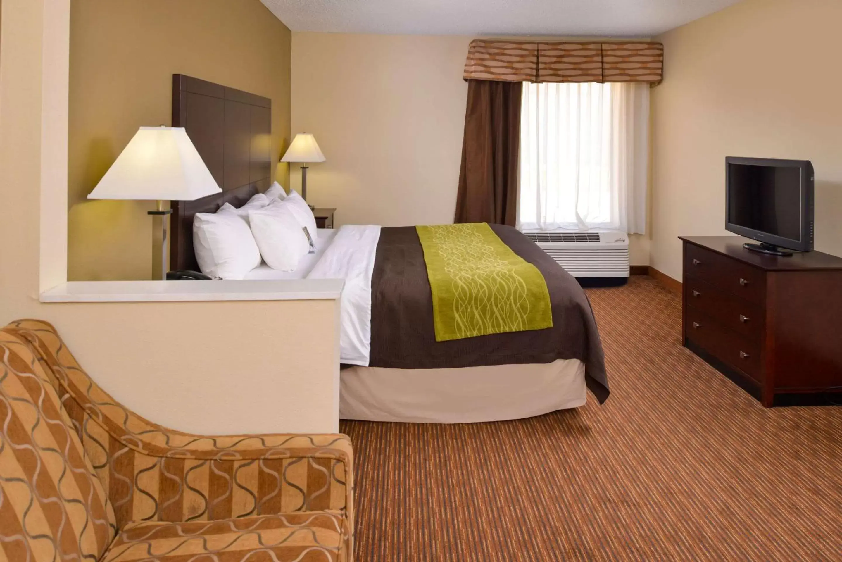 Photo of the whole room, Bed in Comfort Inn and Suites Joplin