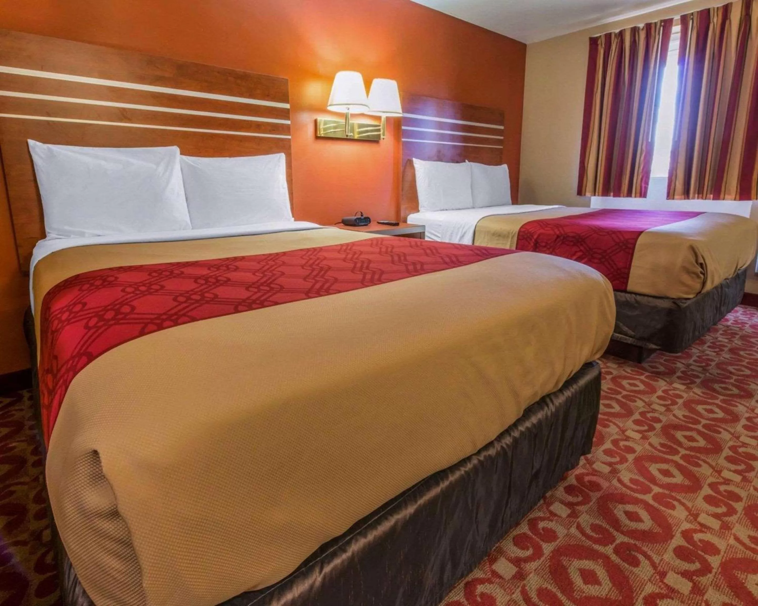 Photo of the whole room, Bed in Econo Lodge