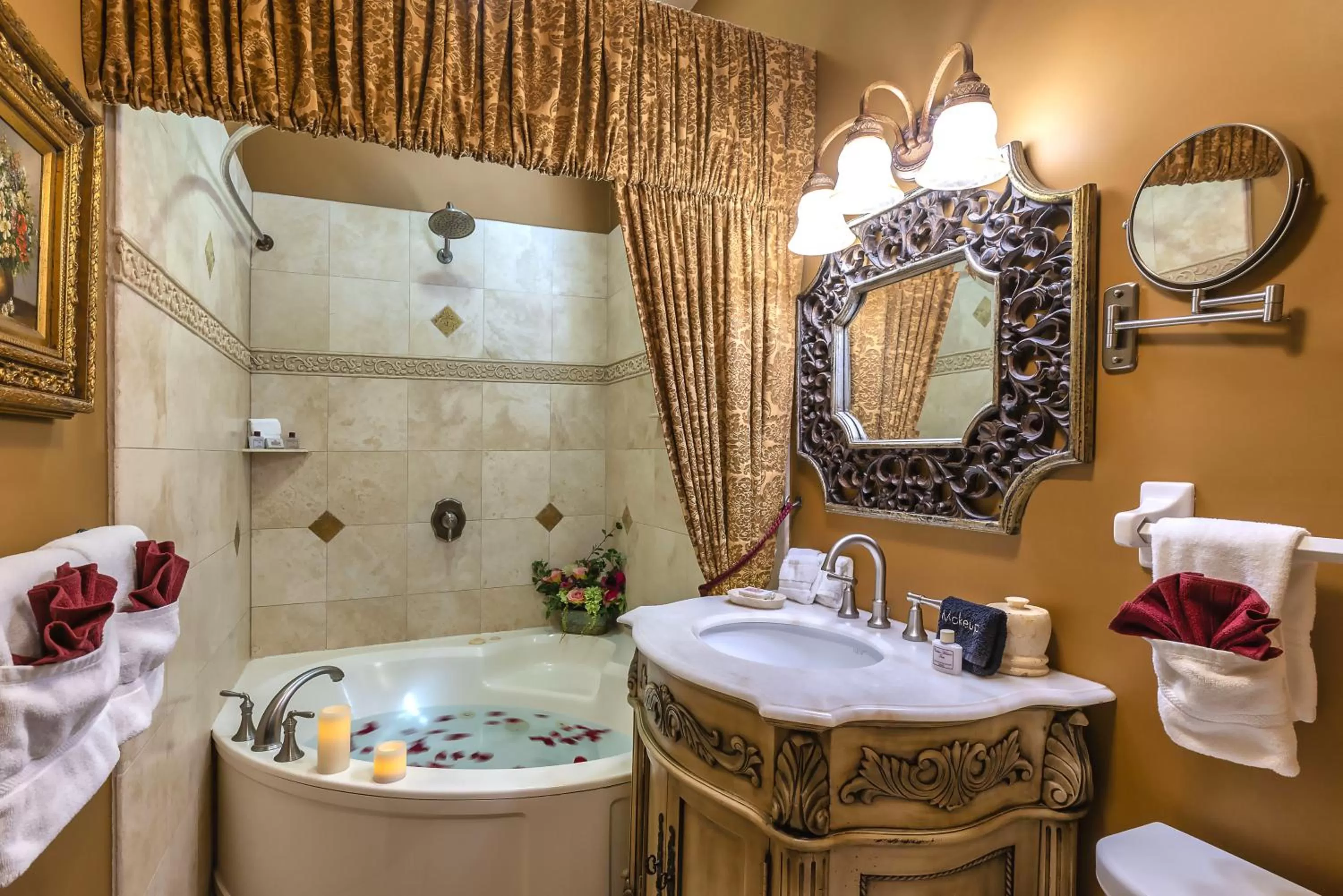 Hot Tub, Bathroom in Cedar House Inn