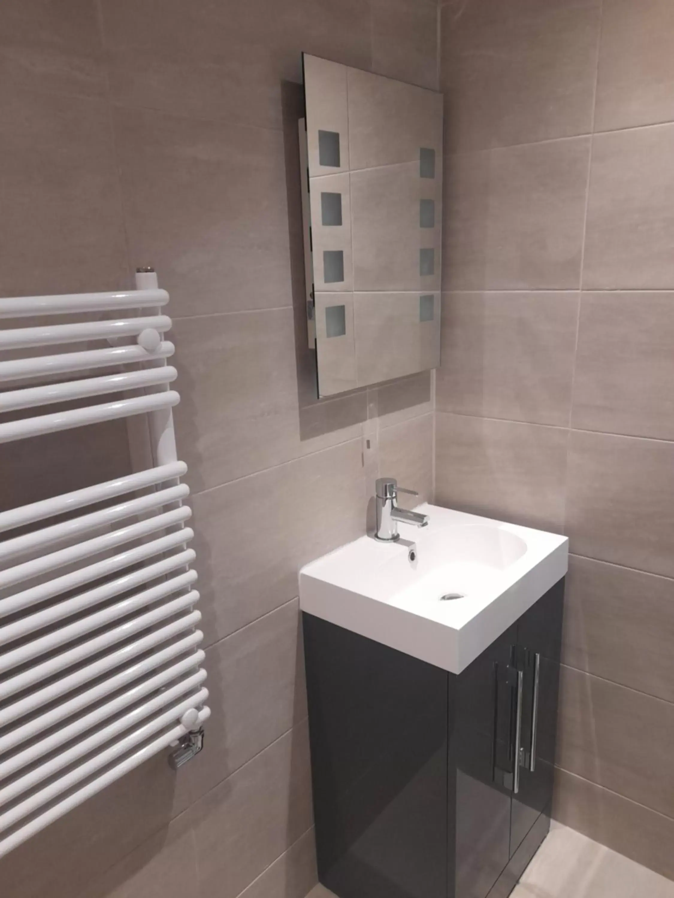 Bathroom in Lovely Home with full en-suite double bed rooms