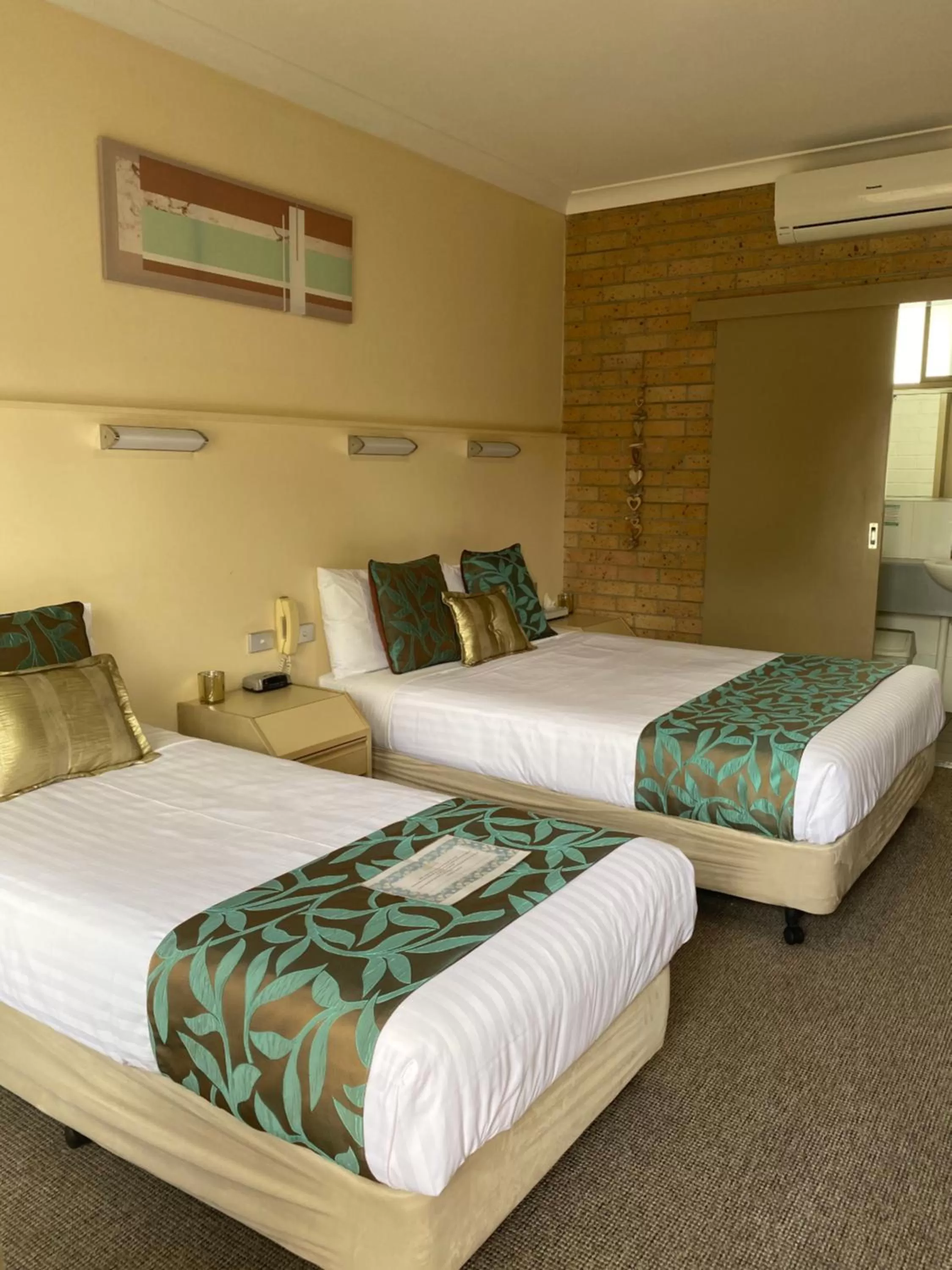 Bed in Marriott Park Motel