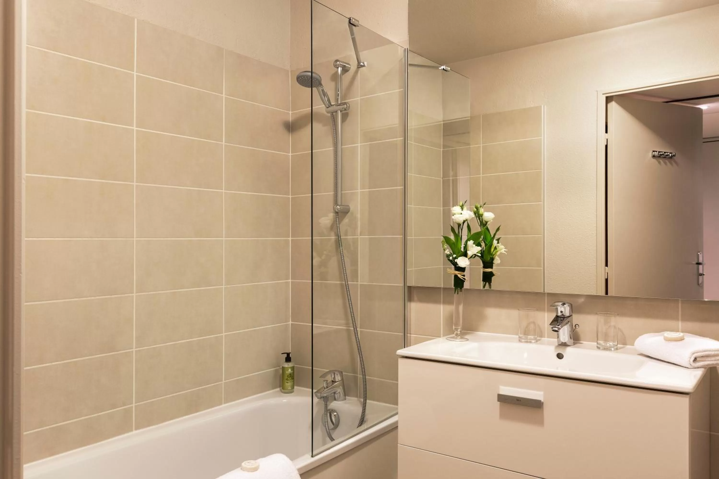 Bathroom in Citadines Prado Chanot Marseille