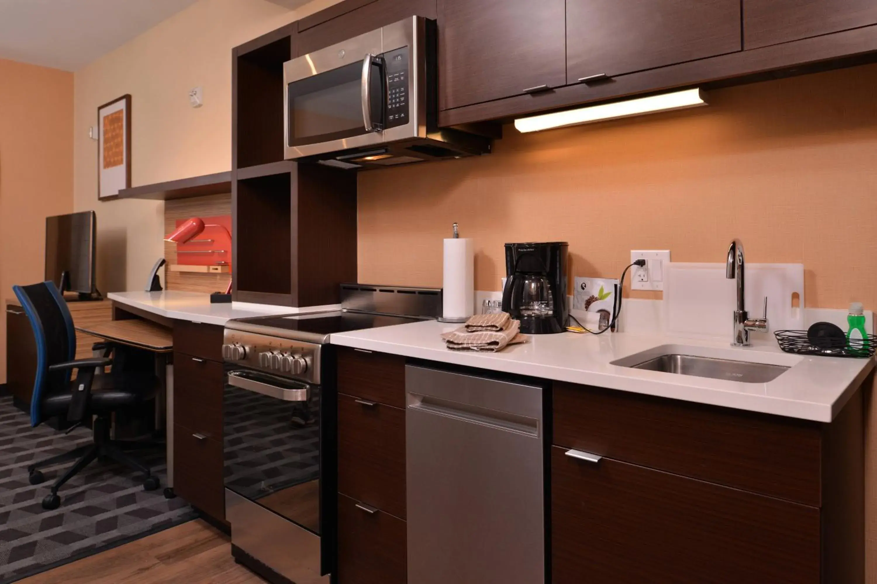 Bedroom, Kitchen/Kitchenette in TownePlace Suites by Marriott St. Louis Chesterfield
