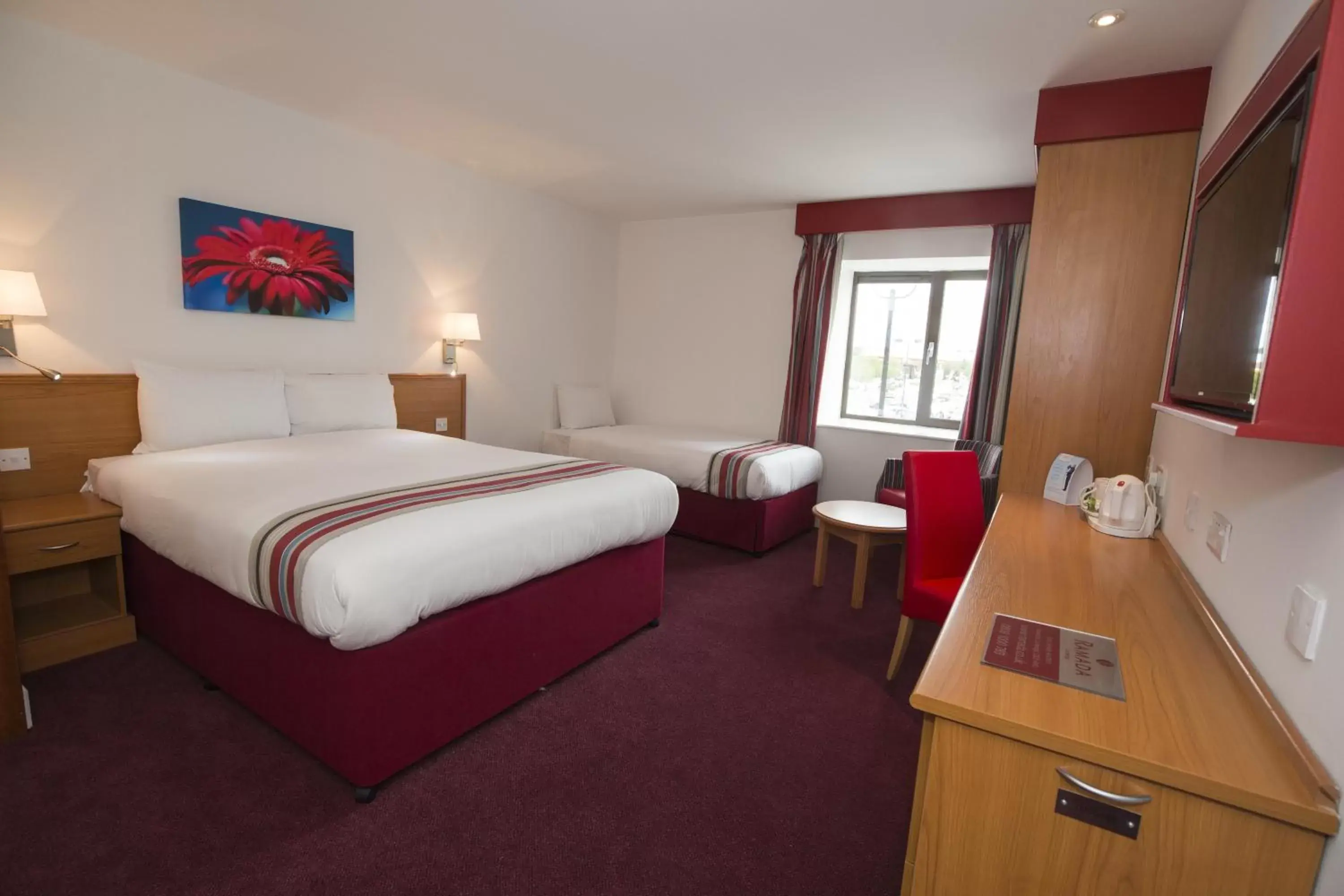 Photo of the whole room, Bed in Ramada Cambridge Photo of the whole room, Bed in Ramada Cambridge