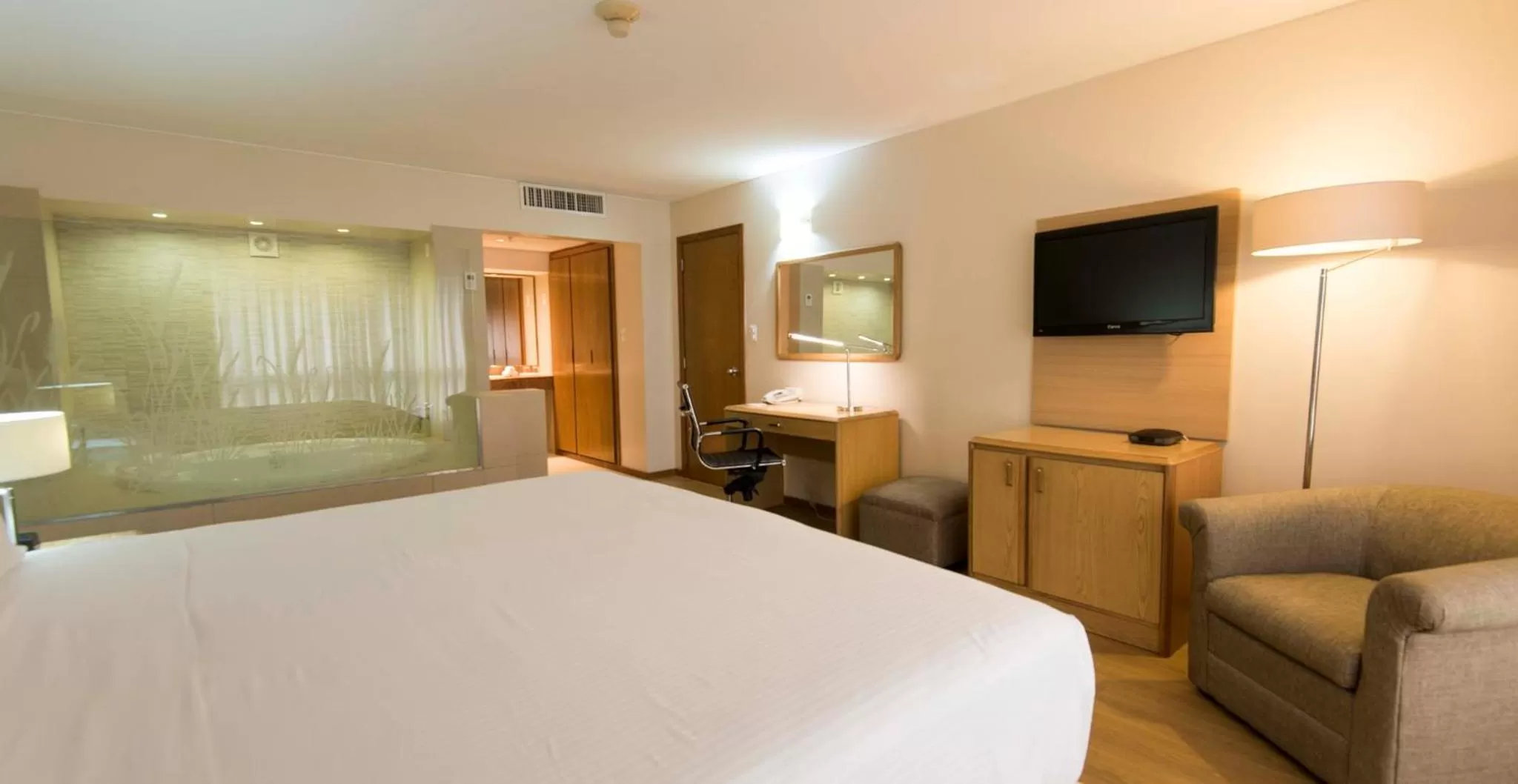 Photo of the whole room, Bed in Holiday Inn Montevideo by IHG