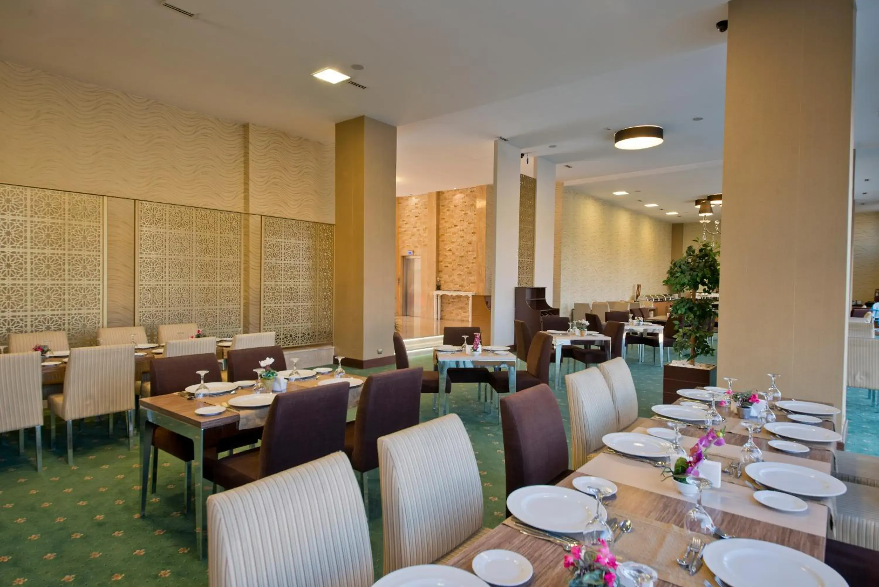 Restaurant/Places to Eat in North Point Hotel Denizli