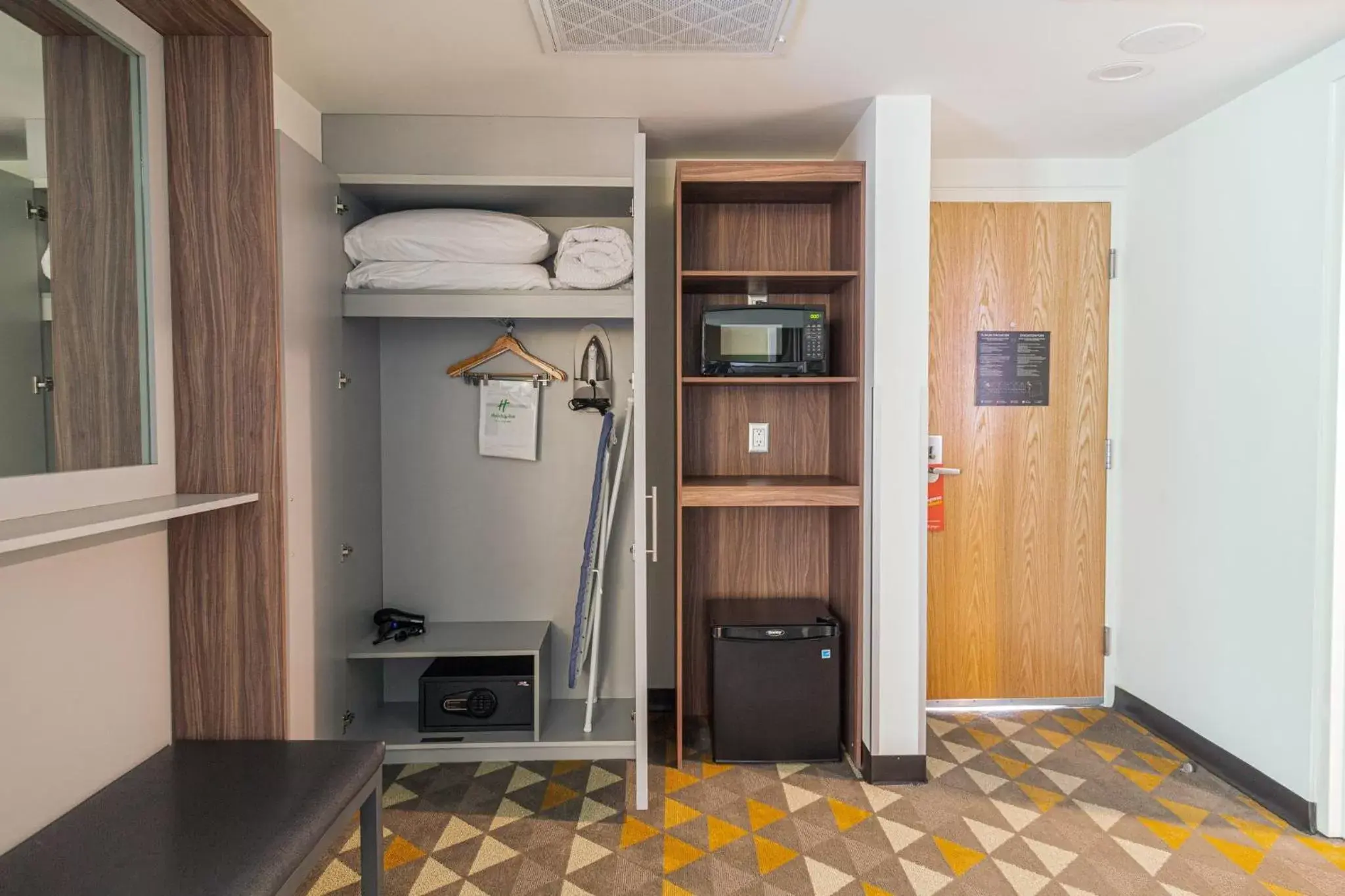 Bedroom, TV/Entertainment Center in Holiday Inn Tlaxcala, an IHG Hotel