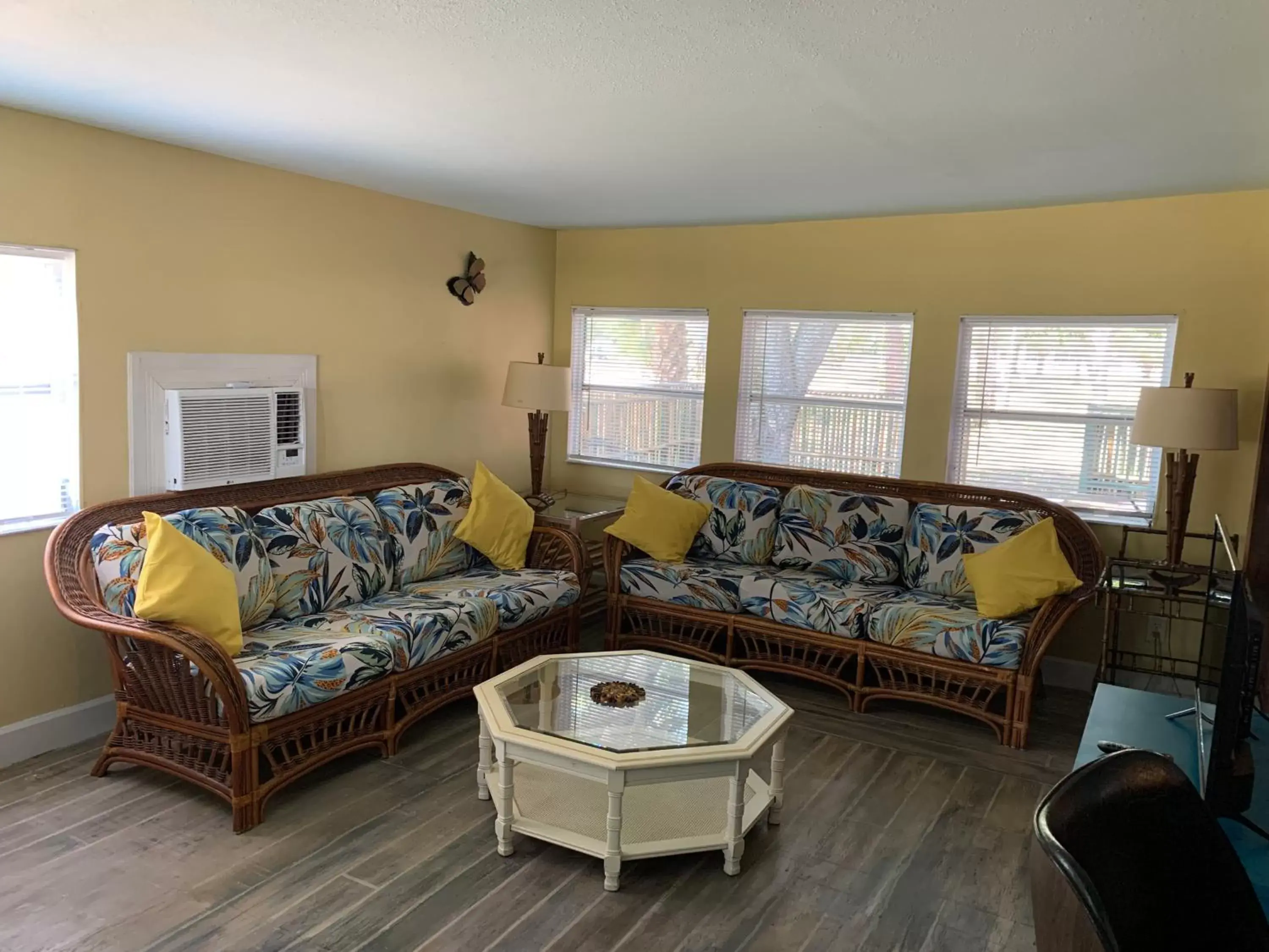 Living room, Seating Area in Nature Coast Inn & Cottages