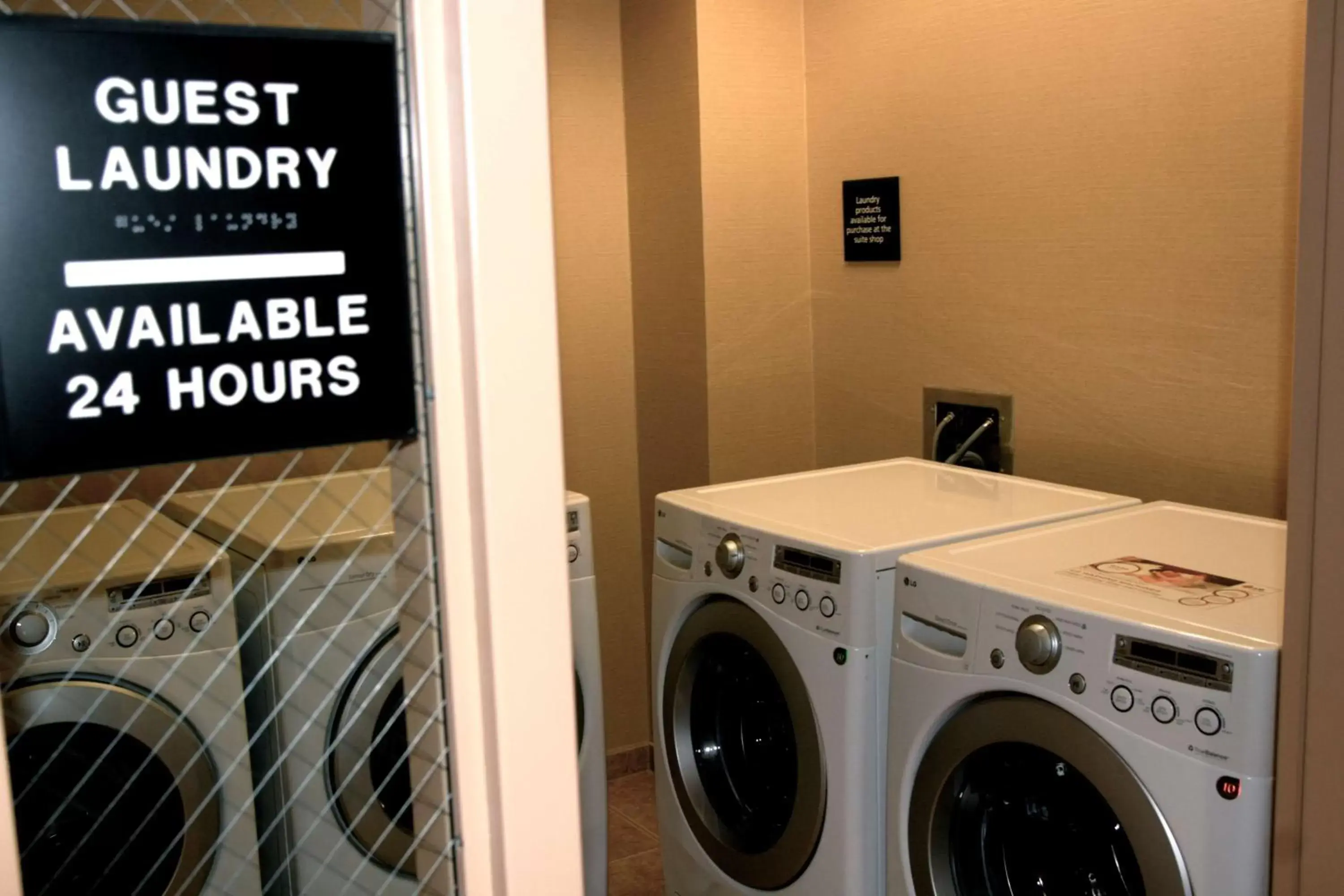 Property building in Hampton Inn & Suites Folsom Property building in Hampton Inn & Suites Folsom