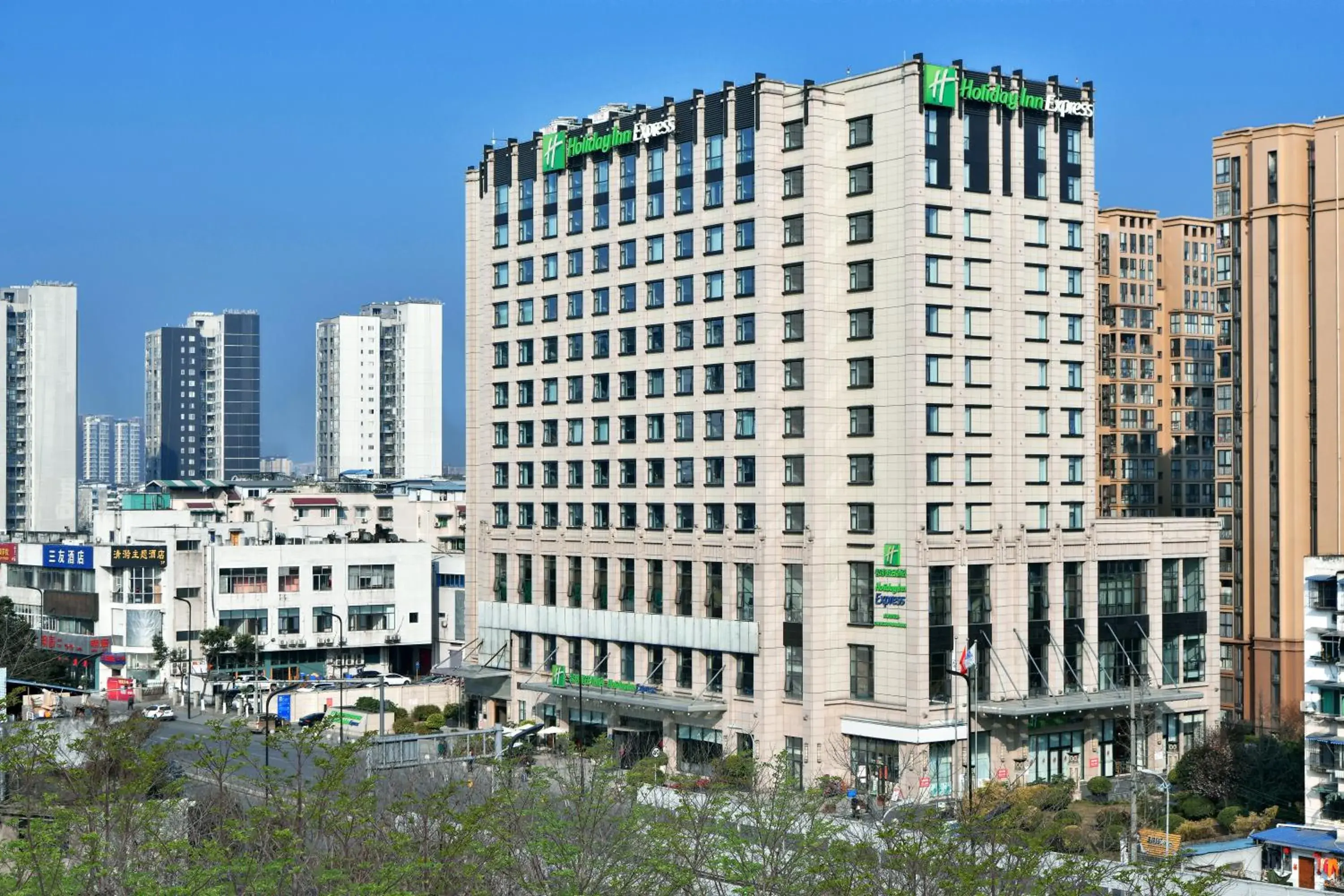 Property building in Holiday Inn Express Chengdu Huanhuaxi by IHG-Near Jinsha Site Musem,Near Wuhou Temple Museum,Welcome drinks,Free gym,Free self-service laundry Property building in Holiday Inn Express Chengdu Huanhuaxi by IHG-Near Jinsha Site Musem,Near Wuhou Temple Museum,Welcome drinks,Free gym,Free self-service laundry