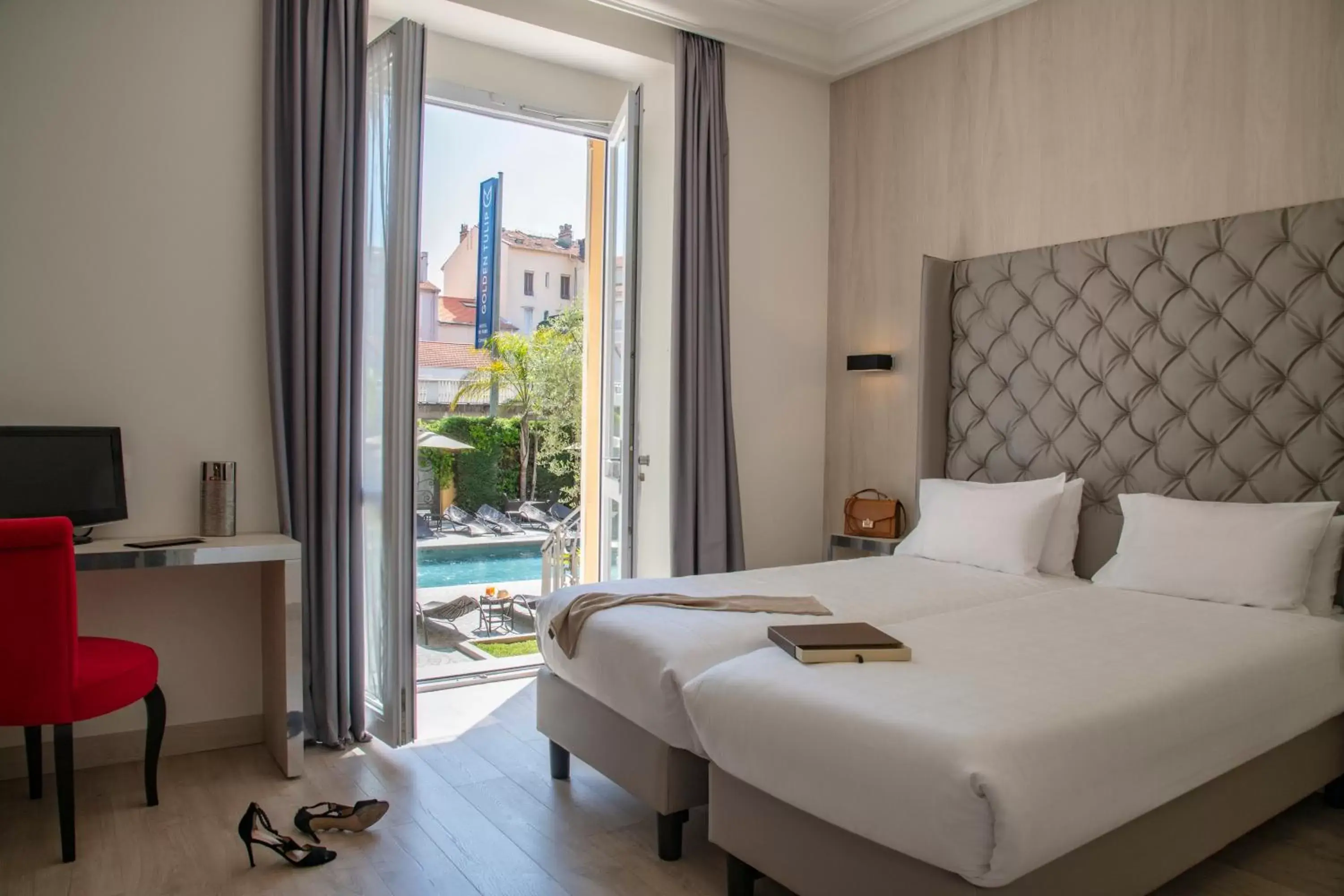 View (from property/room), Bed in GOLDEN TULIP CANNES HOTEL de PARIS