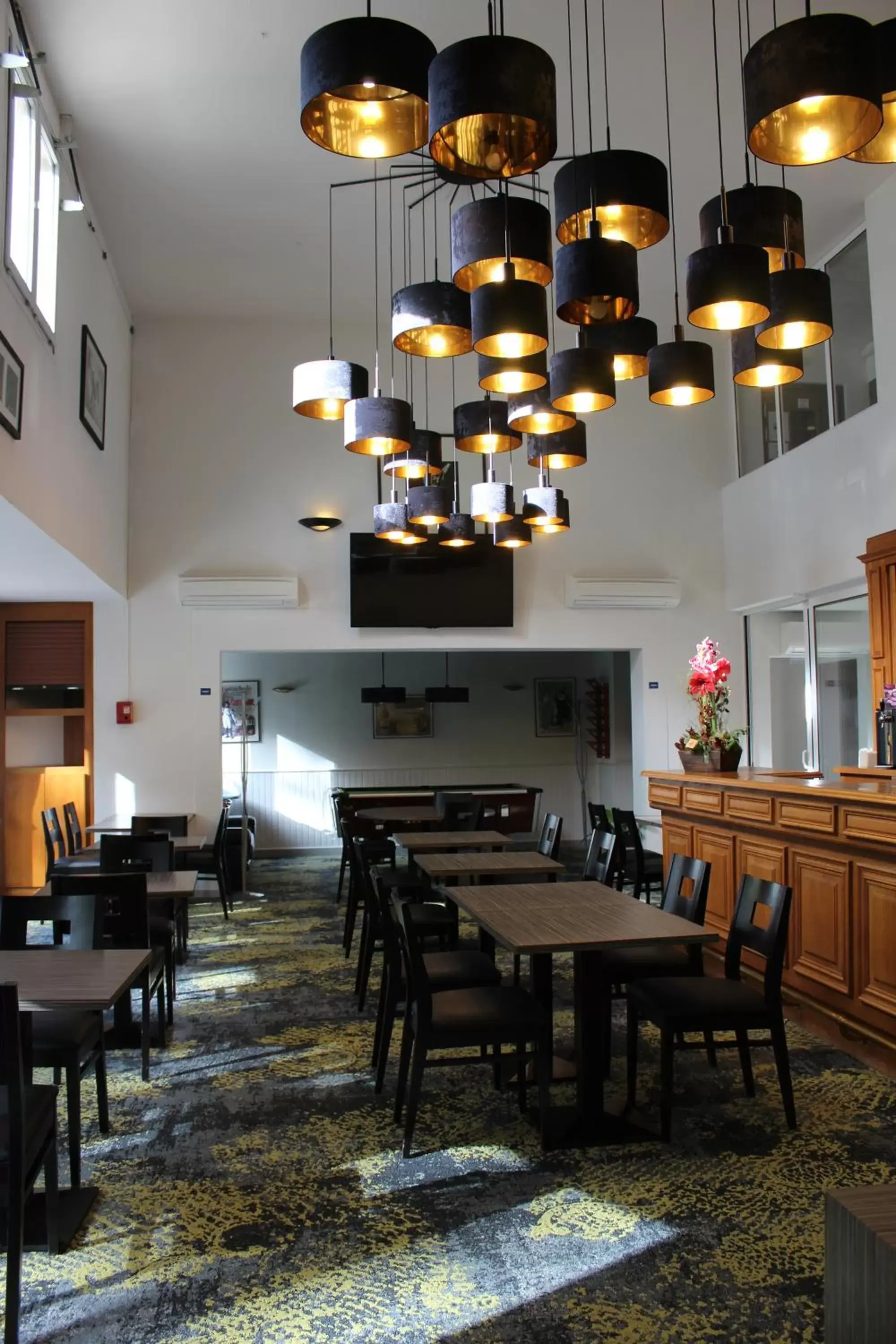 Lounge or bar, Restaurant/Places to Eat in The Originals City Hôtel, Aéroport Beauvais (ex: Inter-Hotel)