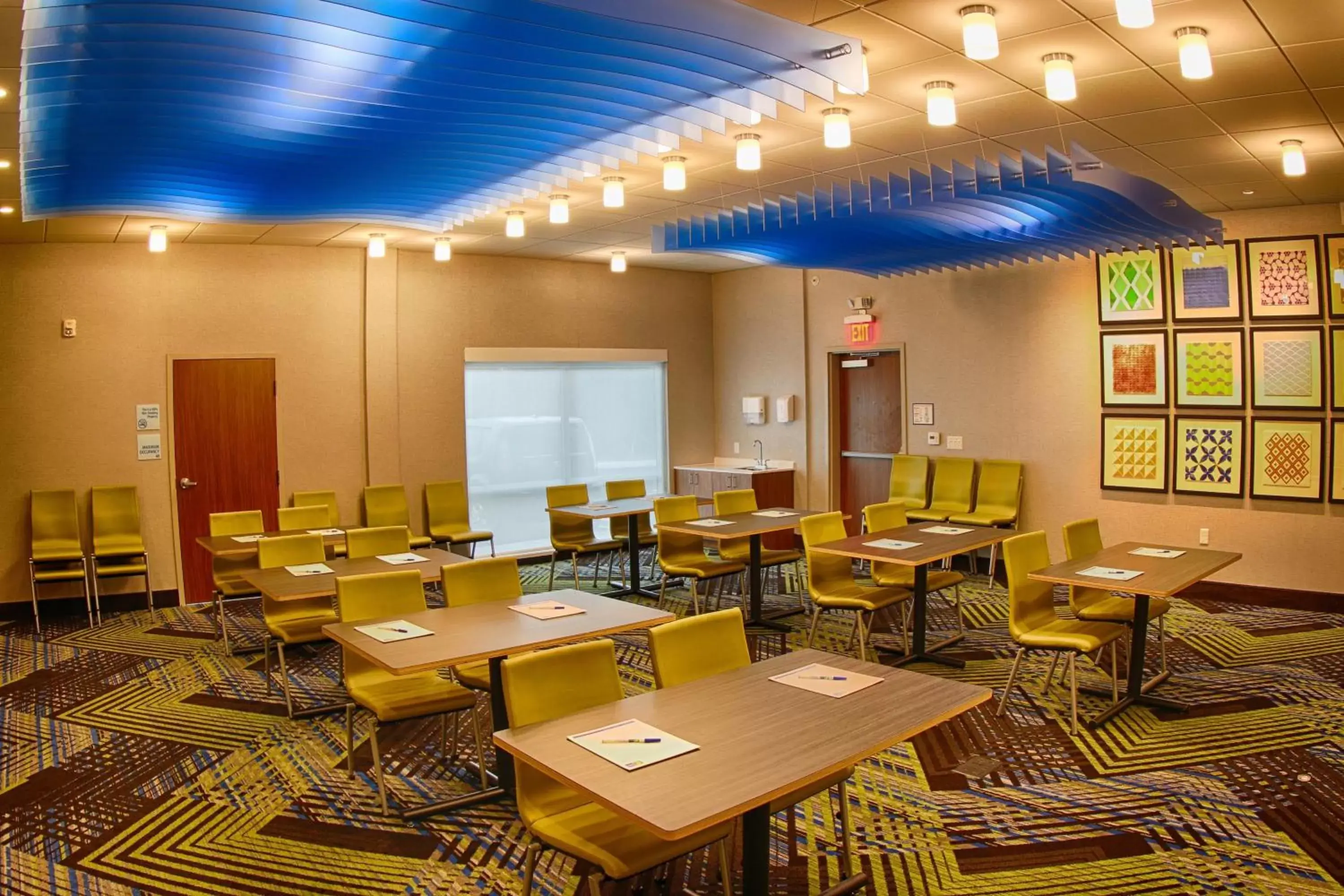 Meeting/conference room in Holiday Inn Express & Suites - Detroit Northwest - Livonia, an IHG Hotel