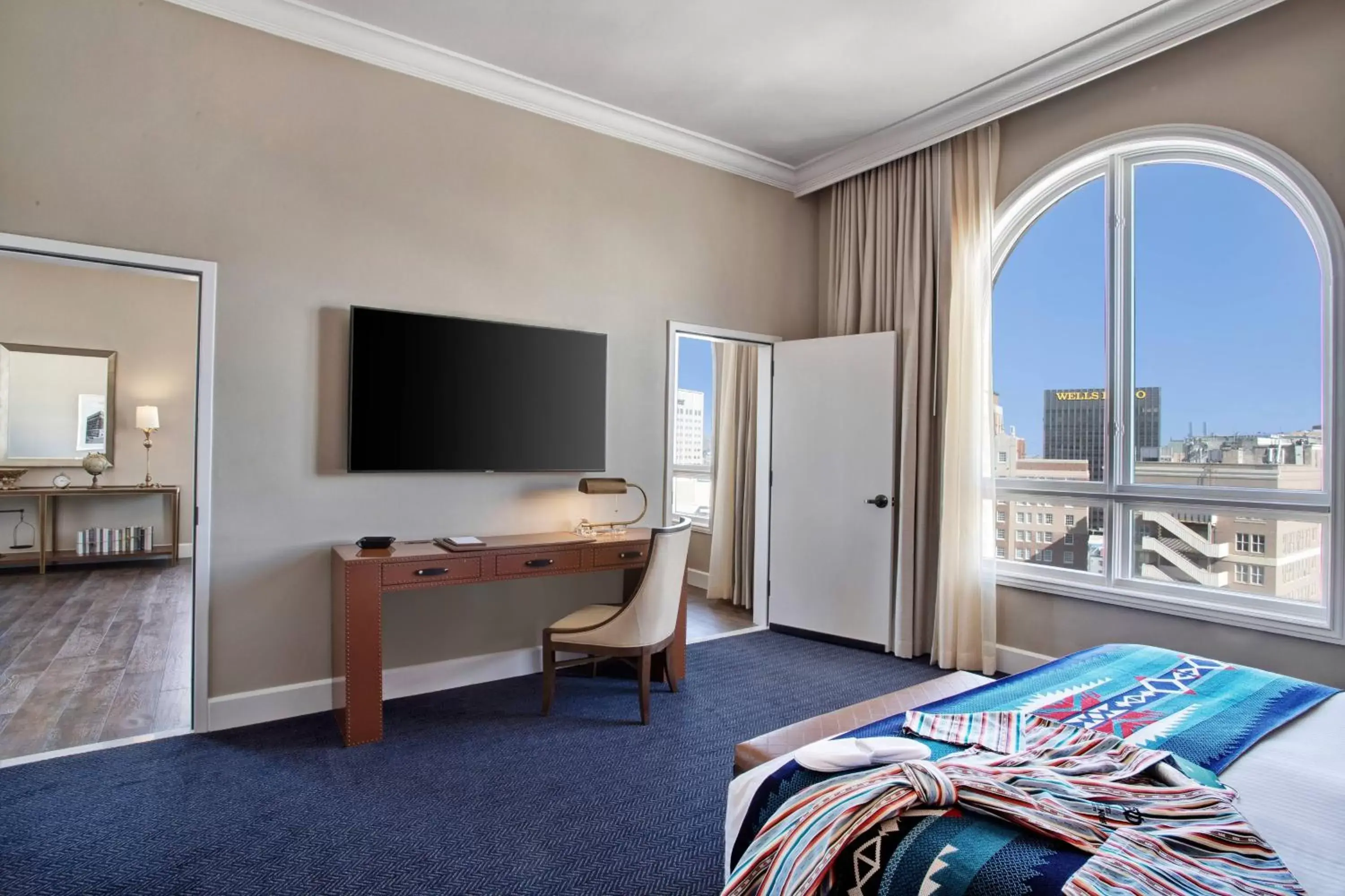 Bedroom, TV/Entertainment Center in Hotel Paso Del Norte, Autograph Collection