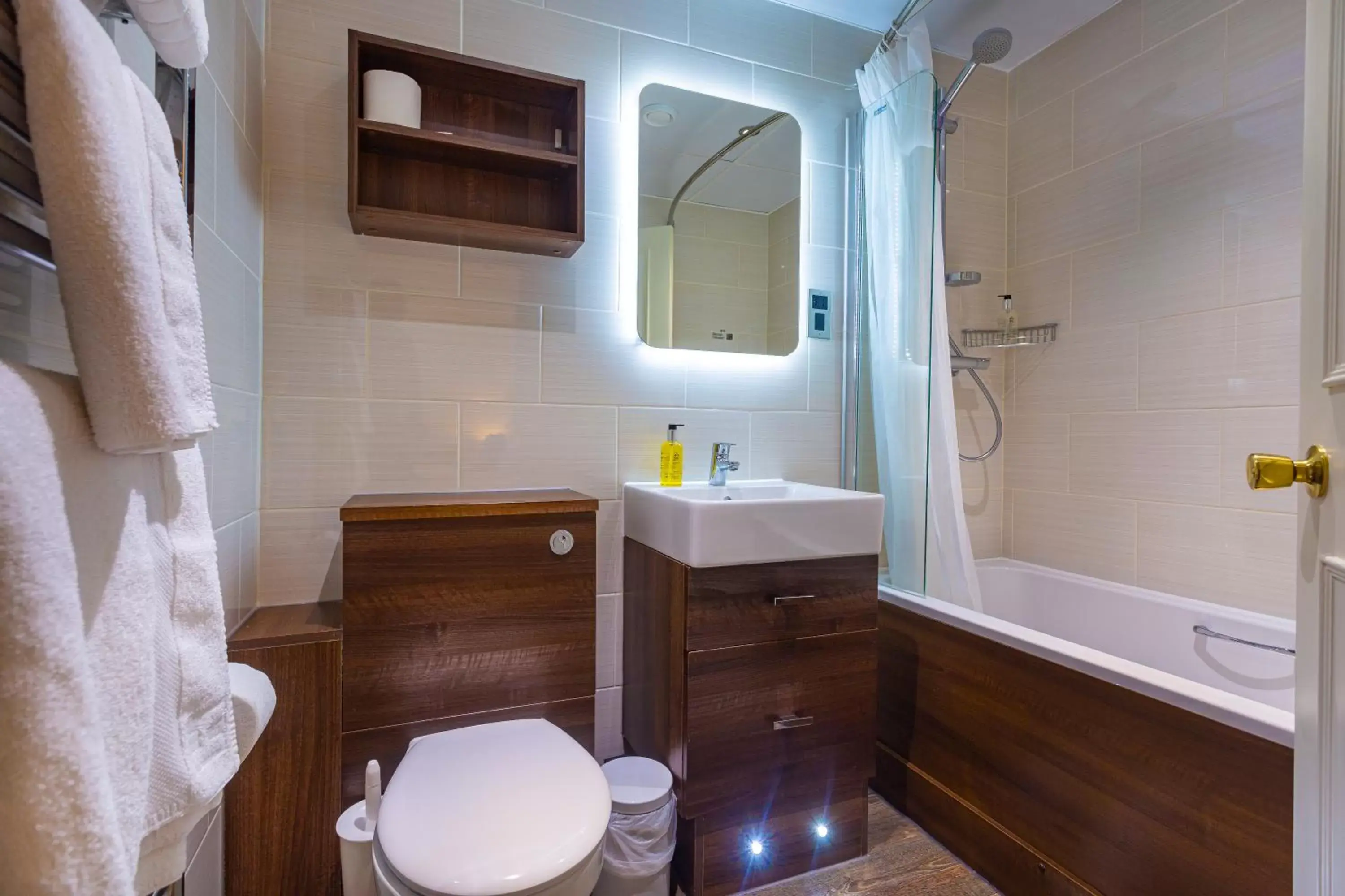 Shower, Bathroom in The White Hart Hotel, Boston, Lincolnshire