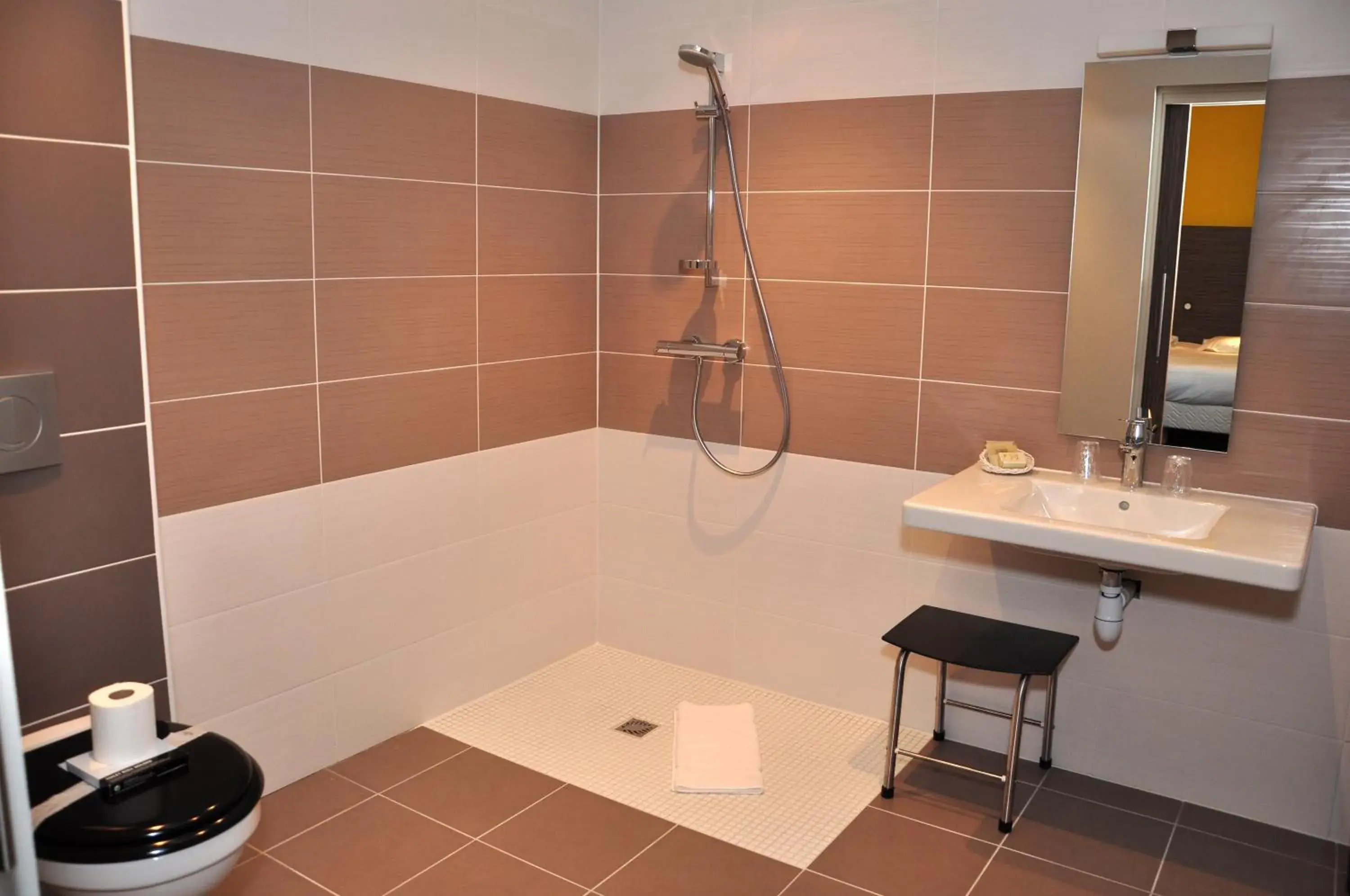 Bathroom in Logis Hôtel A la Bonne Auberge Bathroom in Logis Hôtel A la Bonne Auberge