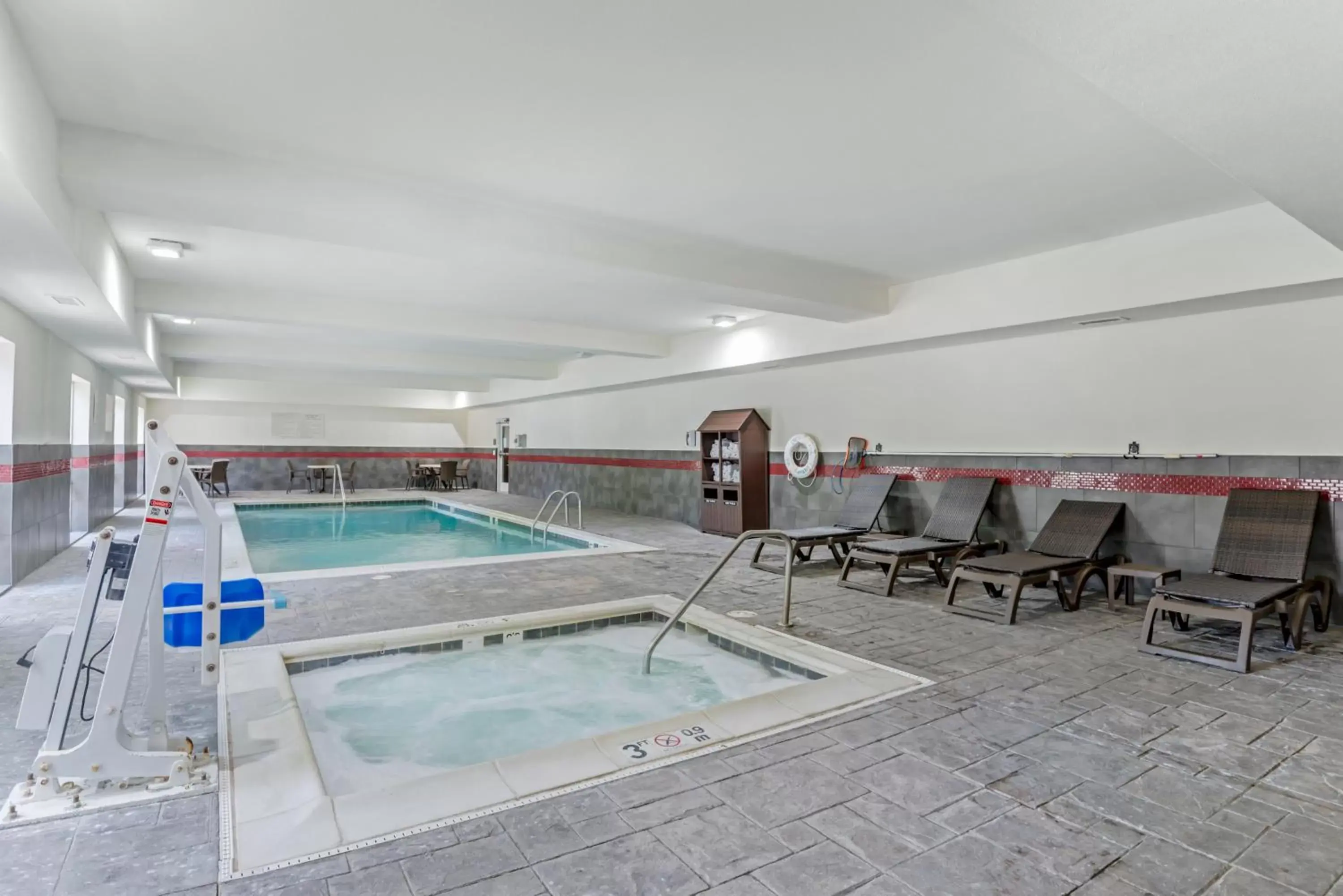 Swimming Pool in Comfort Suites at Virginia Center Commons