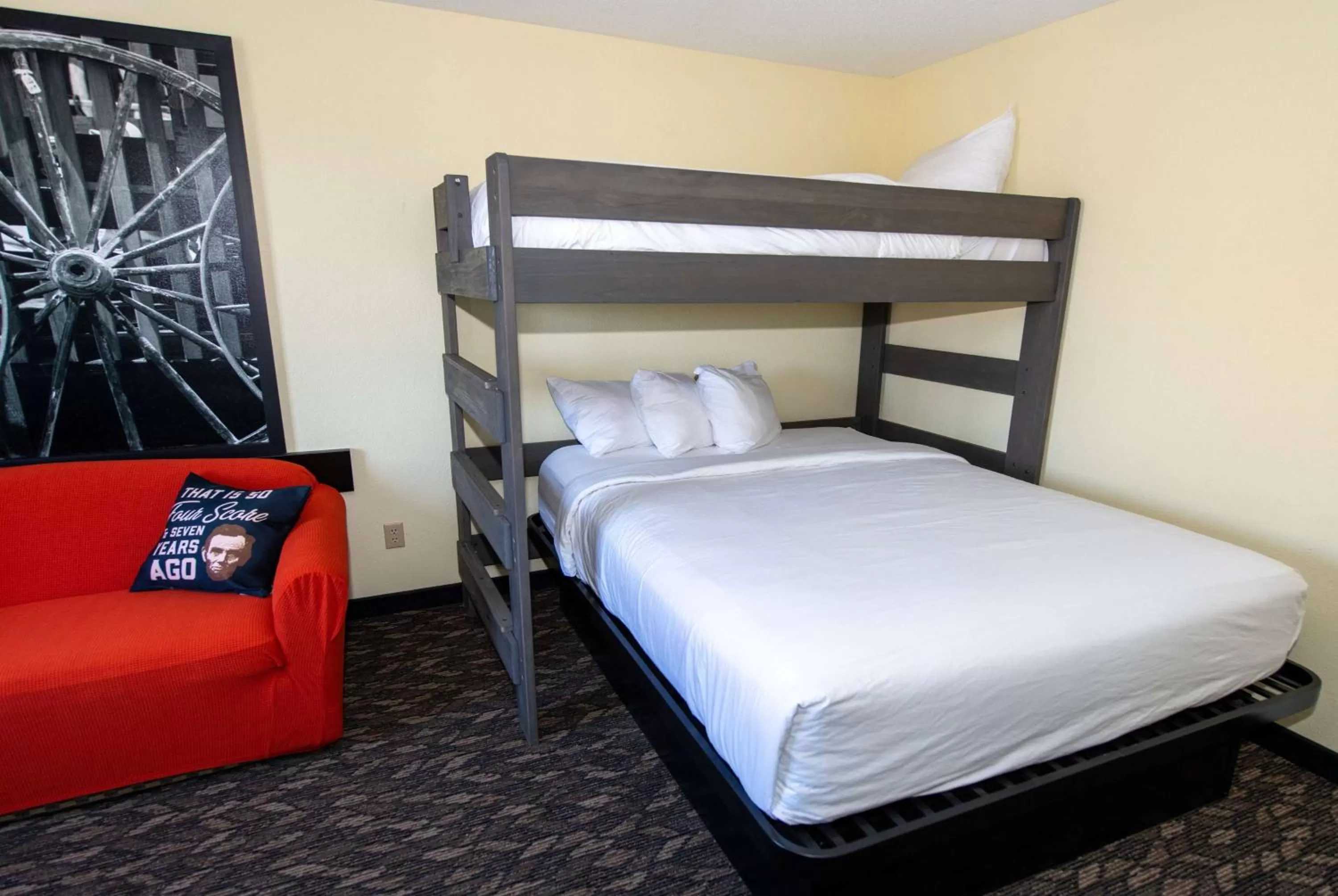 Photo of the whole room, Bed in Super 8 by Wyndham Gettysburg