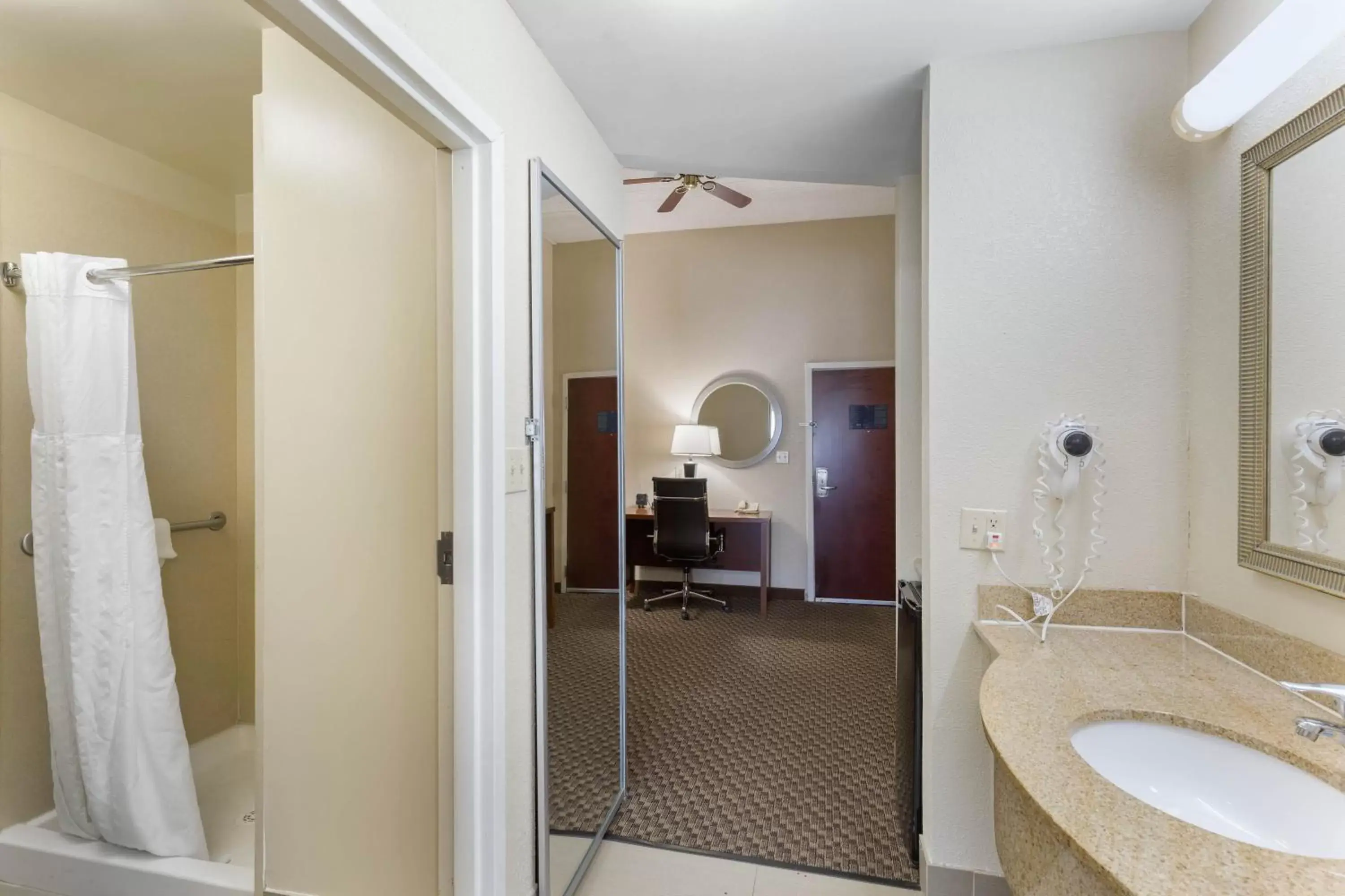 Bathroom in Comfort Suites Columbia Gateway