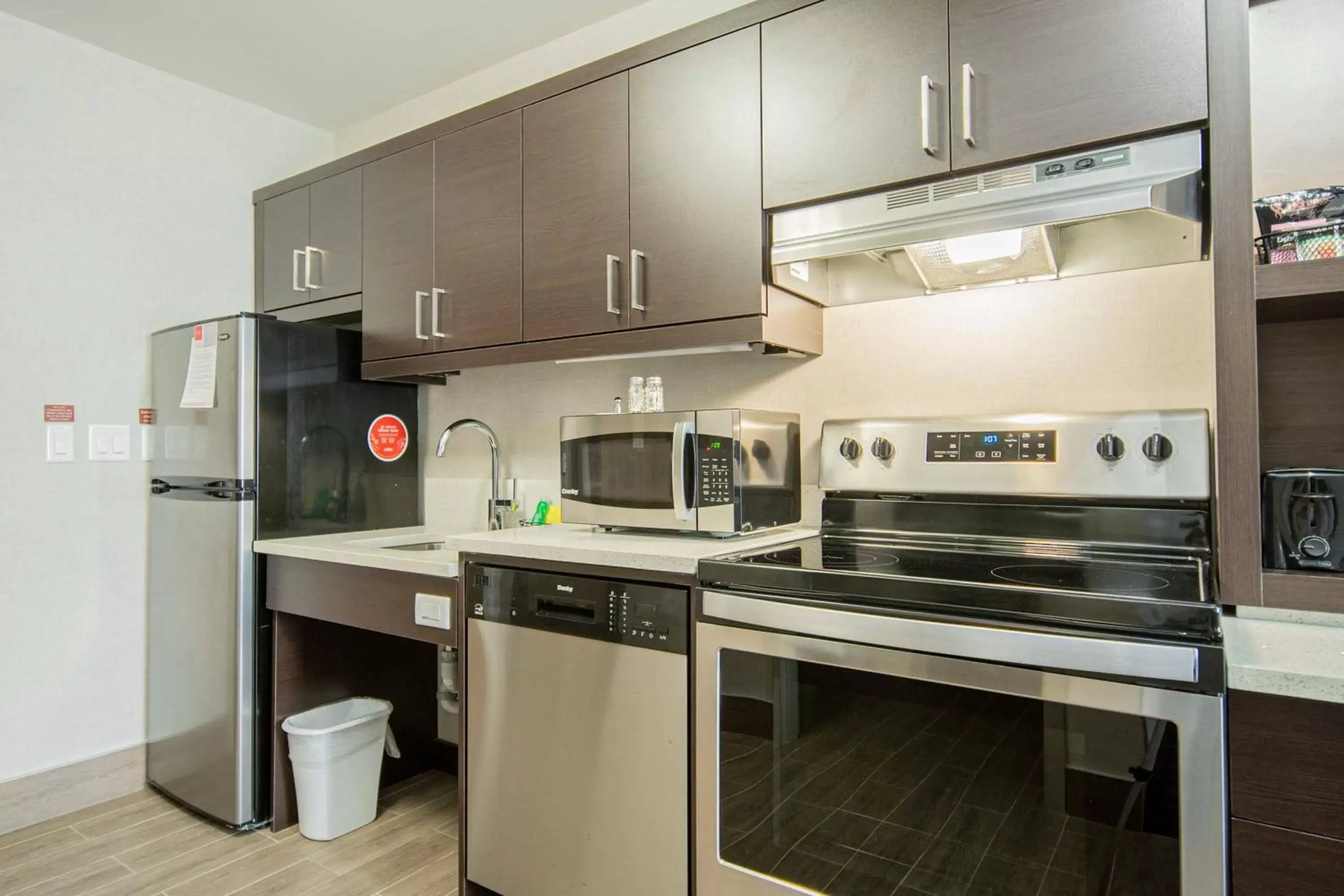 Bedroom, Kitchen/Kitchenette in TownePlace Suites by Marriott Brantford and Conference Centre