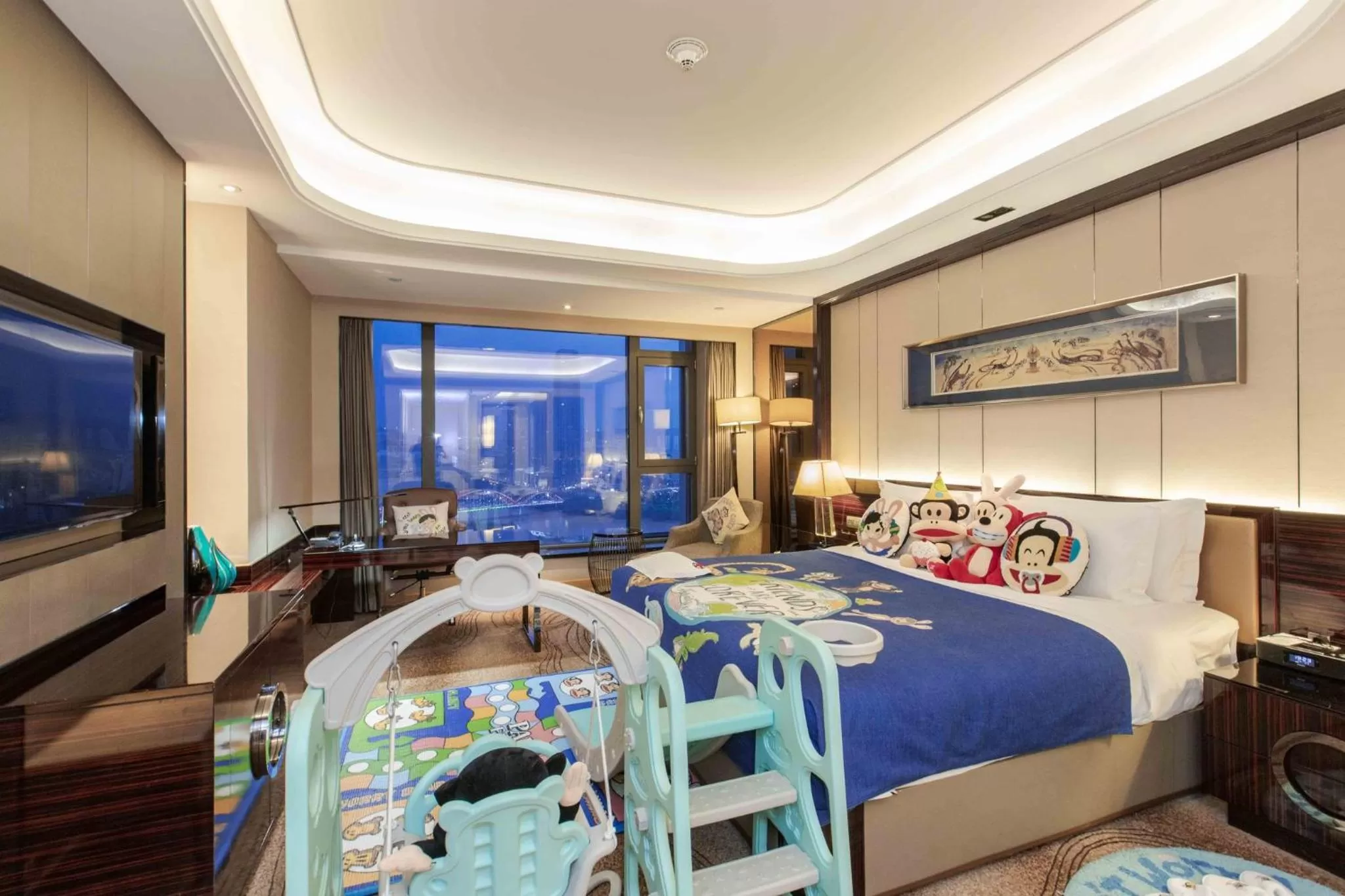 Photo of the whole room, Bed in Crowne Plaza Hotel Lanzhou by IHG