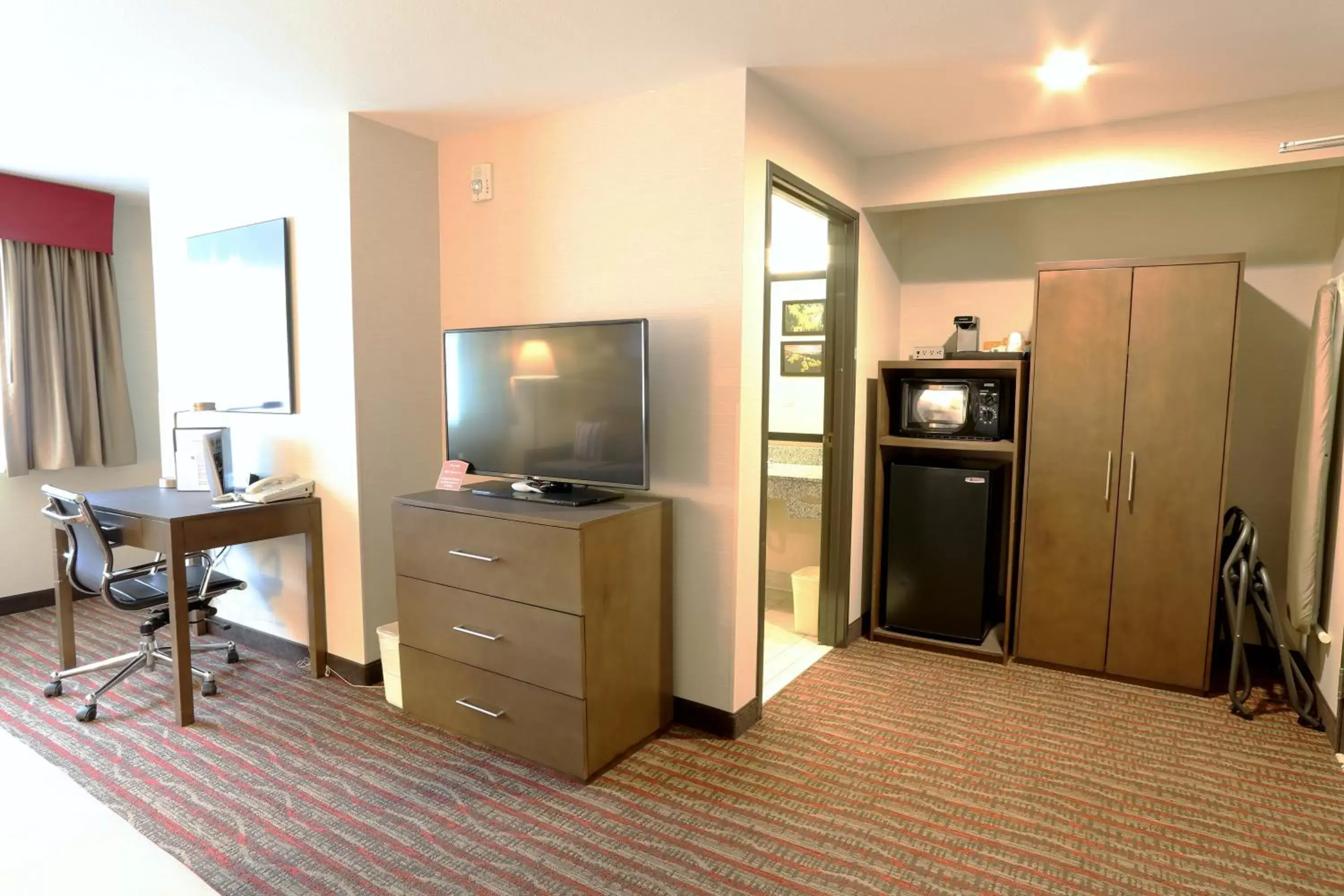 hair dresser, TV/Entertainment Center in Quality Inn near Rocky Mountain National Park