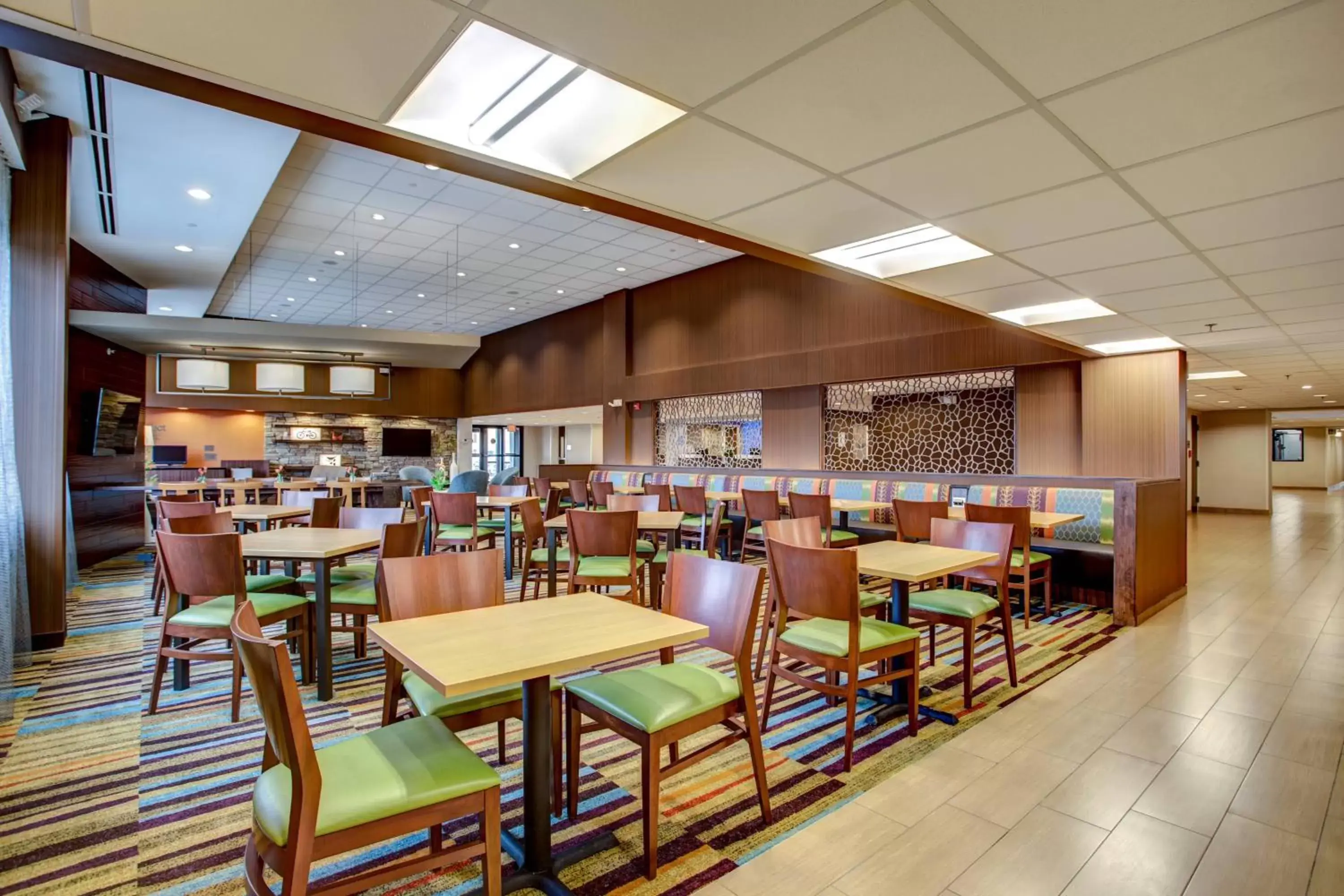 Breakfast, Restaurant/Places to Eat in Fairfield Inn & Suites by Marriott Springfield Holyoke