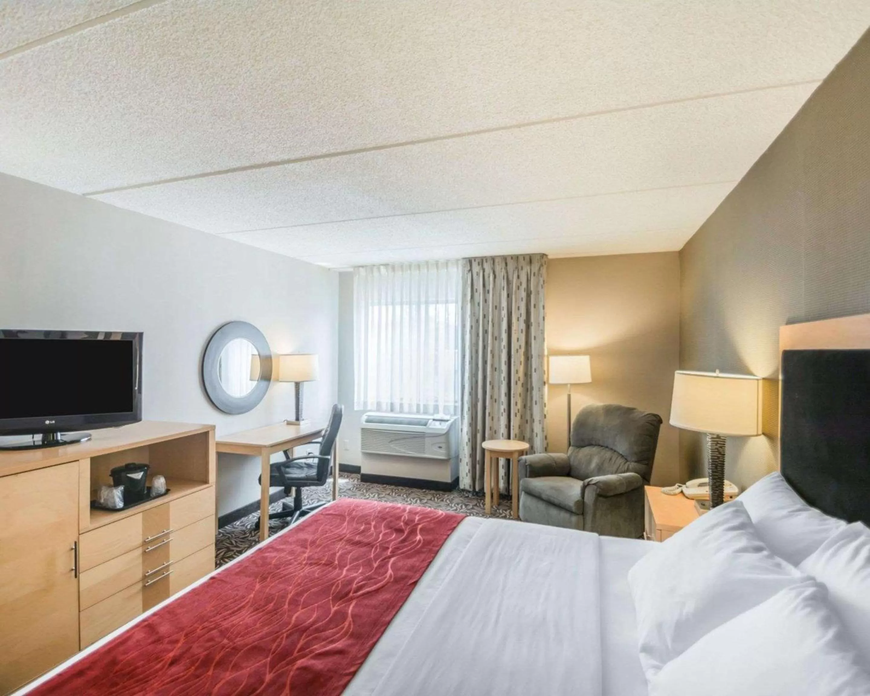 Photo of the whole room, Bed in Comfort Inn - NYS Fairgrounds