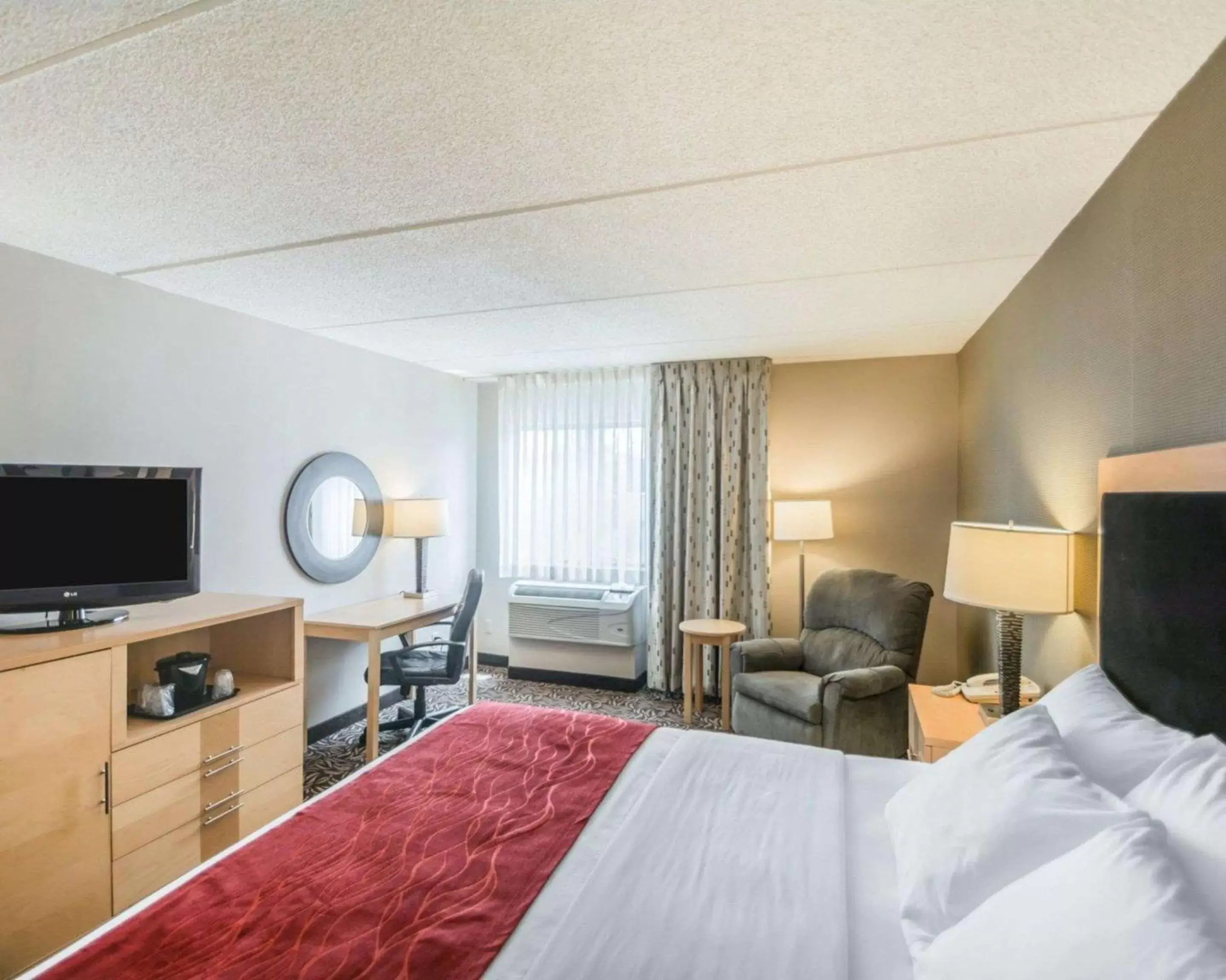 Photo of the whole room, Bed in Comfort Inn - NYS Fairgrounds Photo of the whole room, Bed in Comfort Inn - NYS Fairgrounds