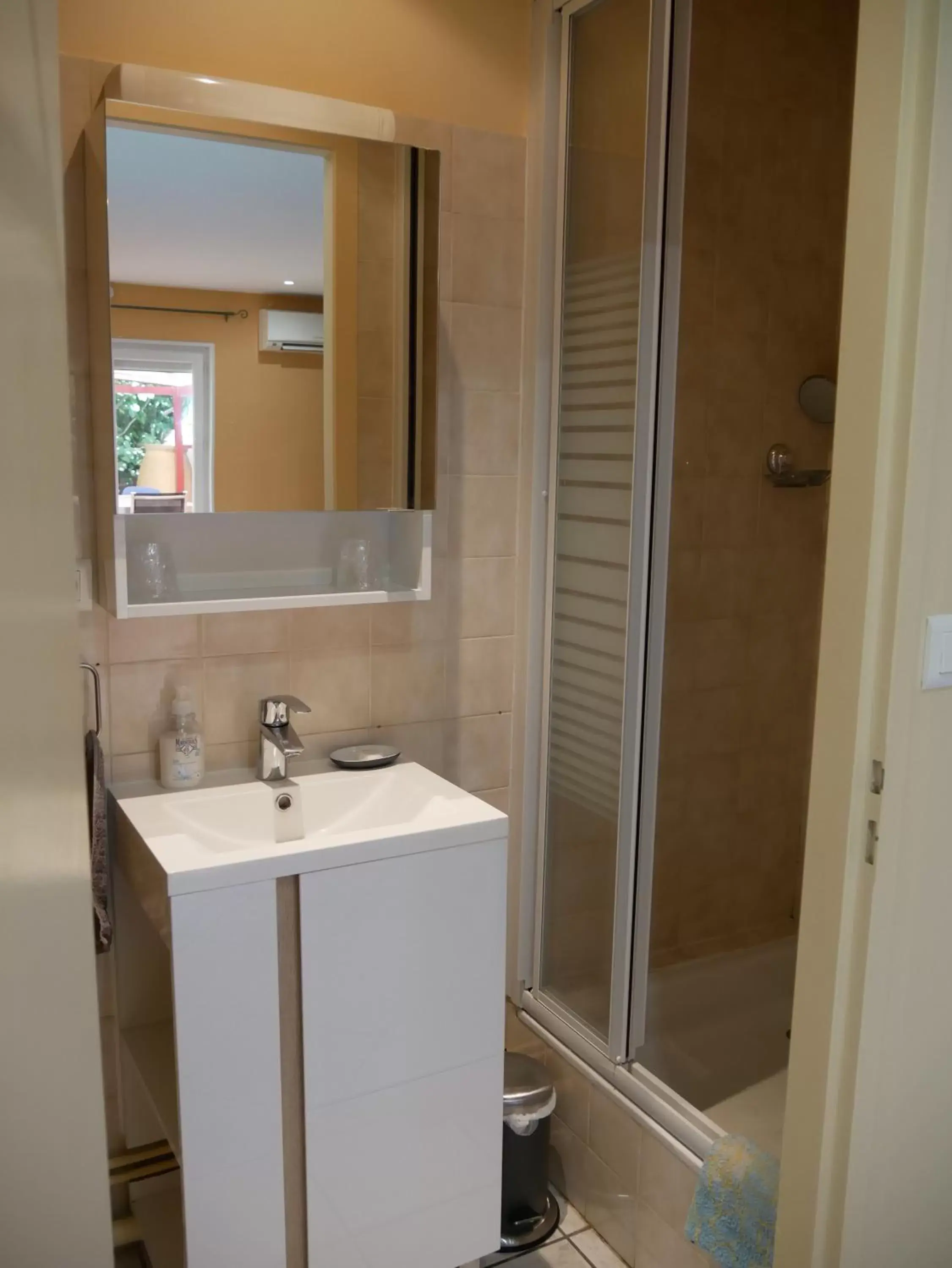 Shower, Bathroom in Villa Seignemartin