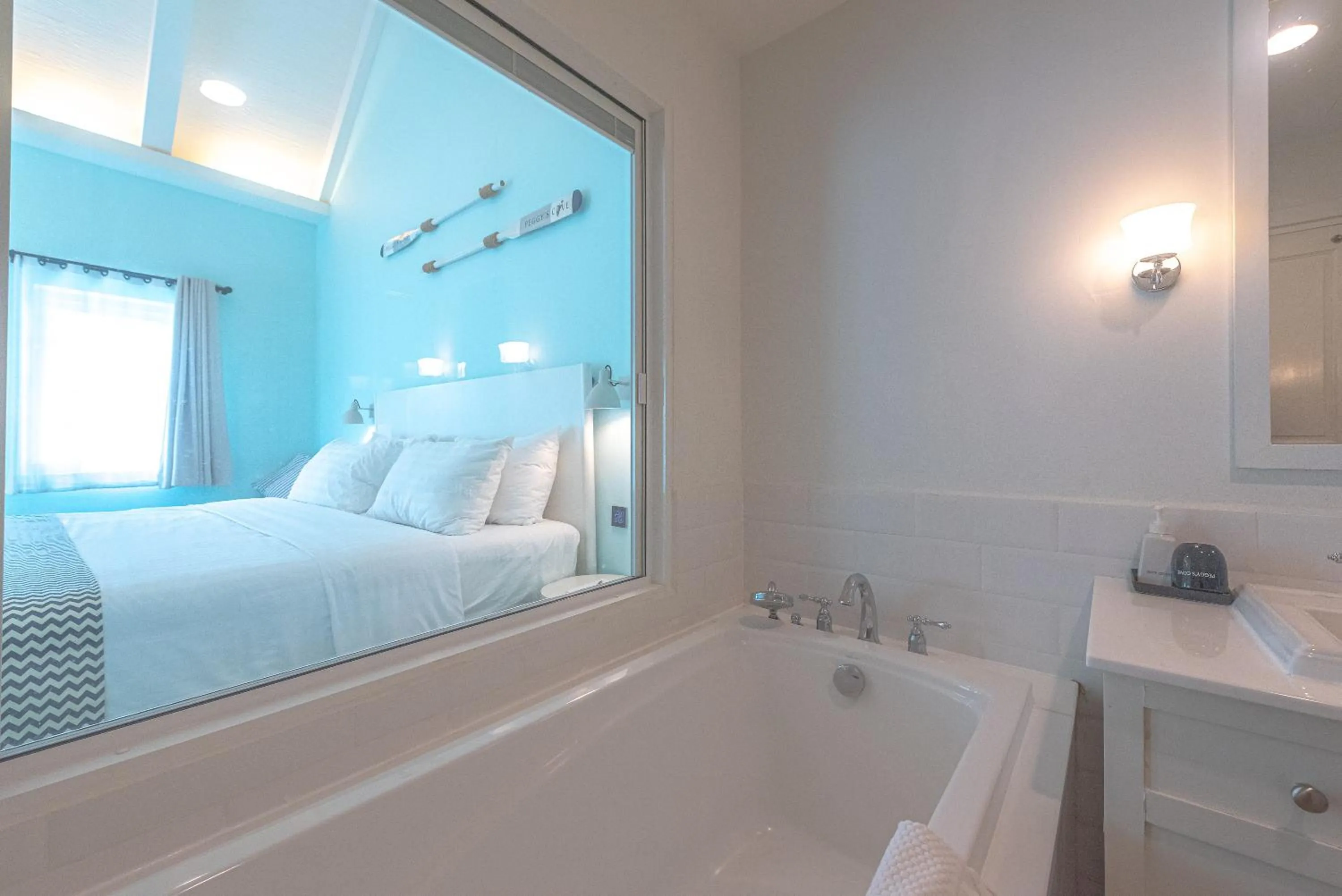 Bathroom, Bed in Peggy's Cove Resort