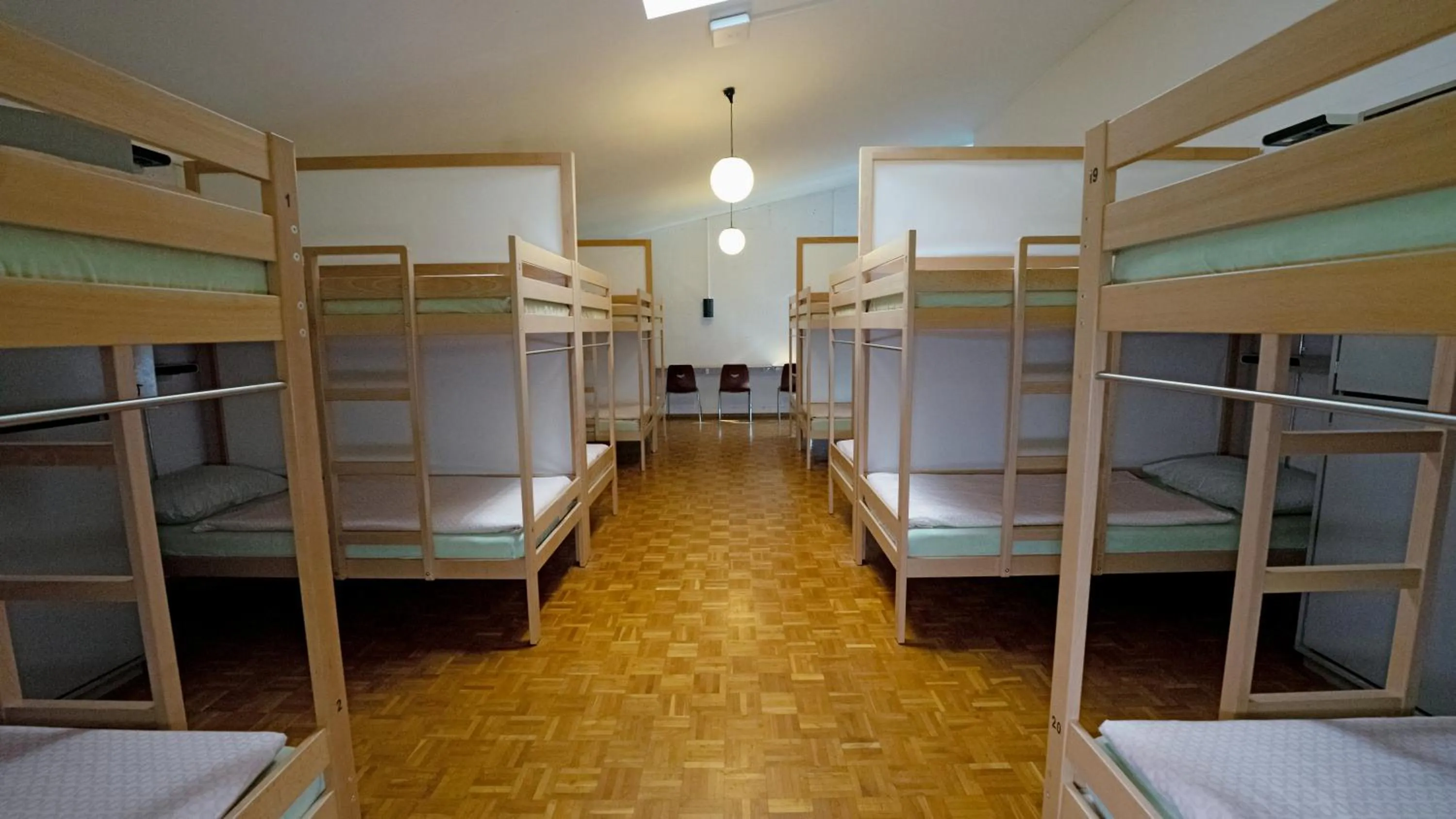 Photo of the whole room, Bed in Luzern Youth Hostel