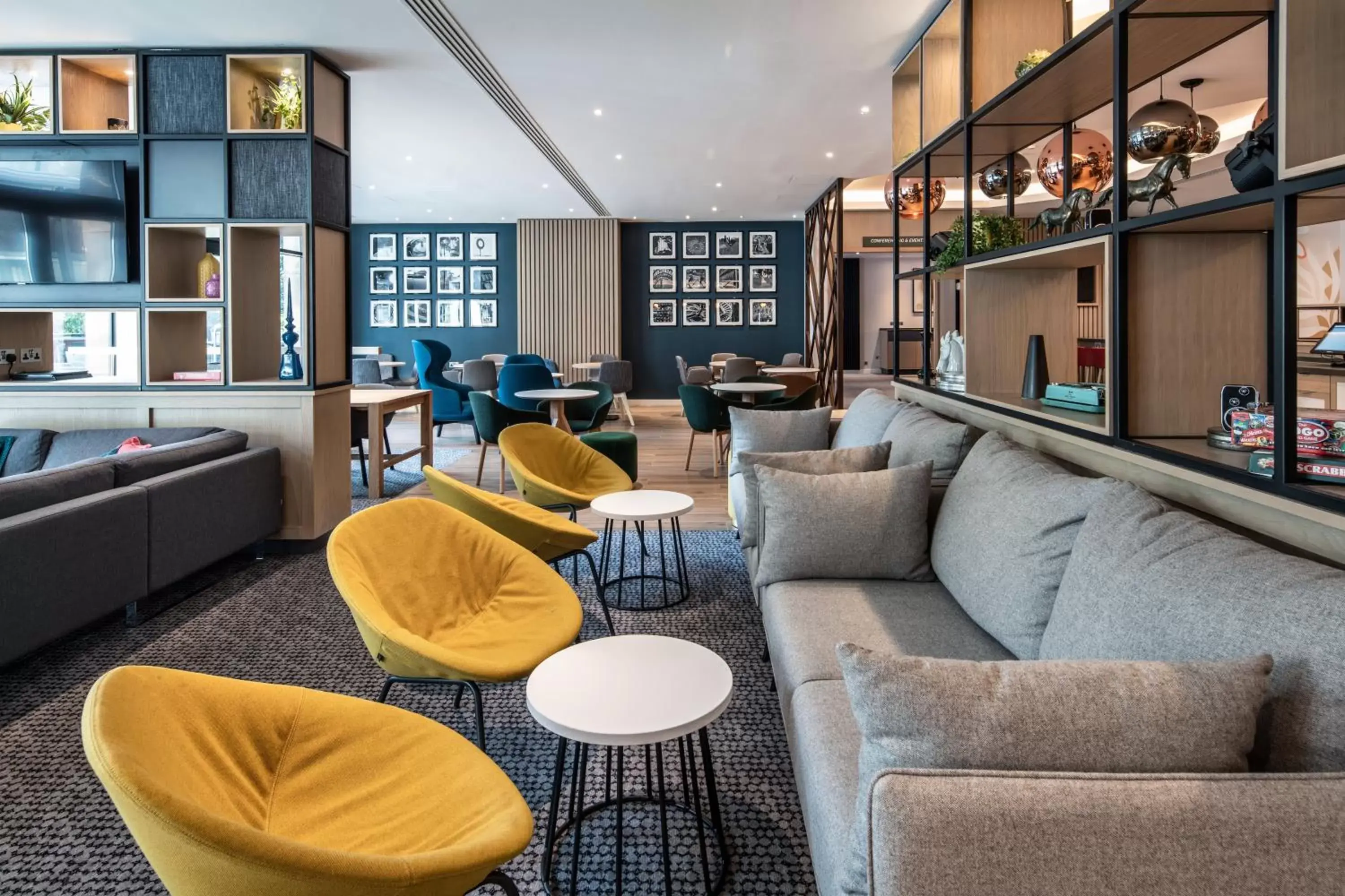 Lounge or bar, Lounge/Bar in Holiday Inn London-Shepperton, an IHG Hotel