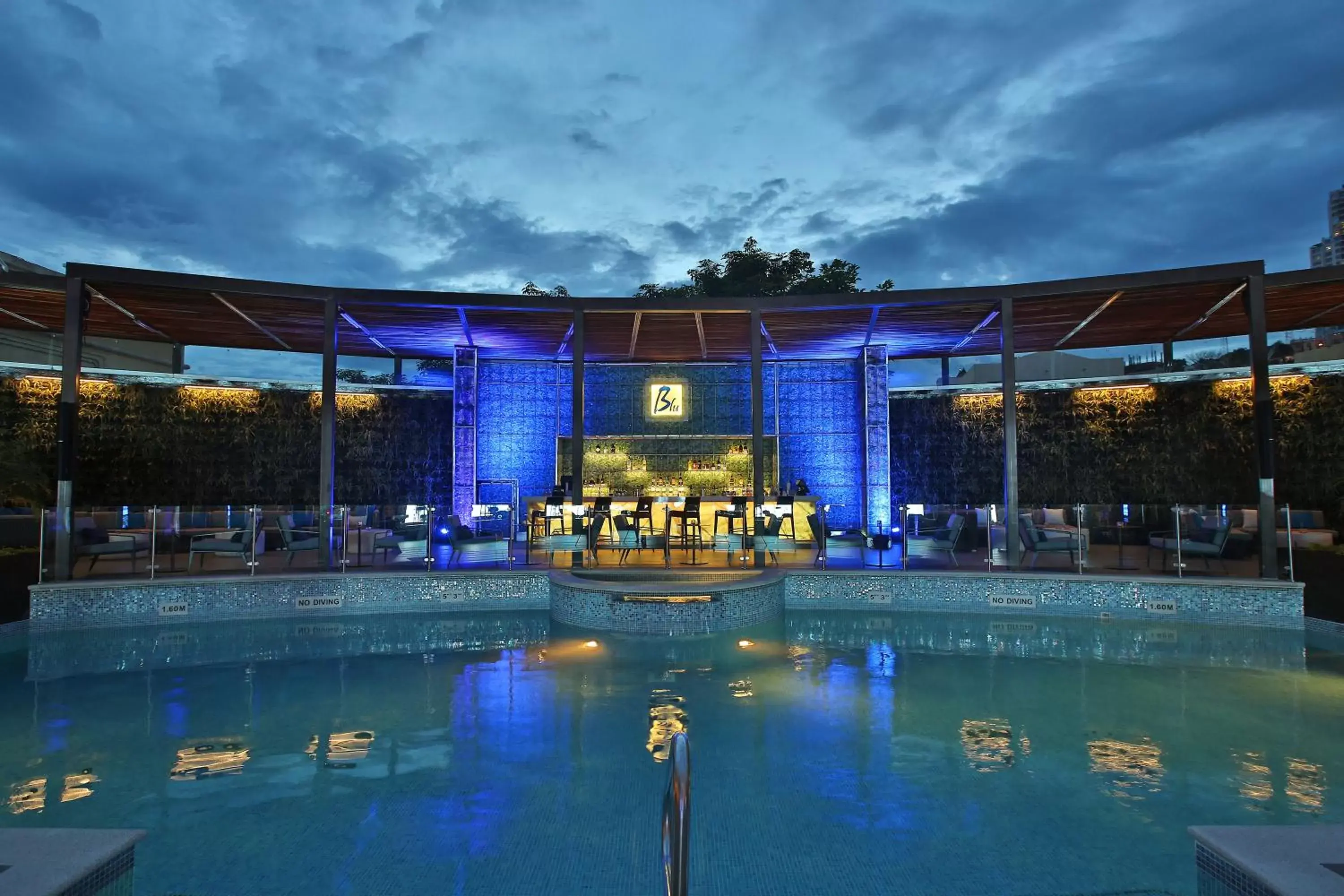 Lounge or bar, Swimming Pool in Hotel Real Intercontinental Tegucigalpa, an IHG Hotel