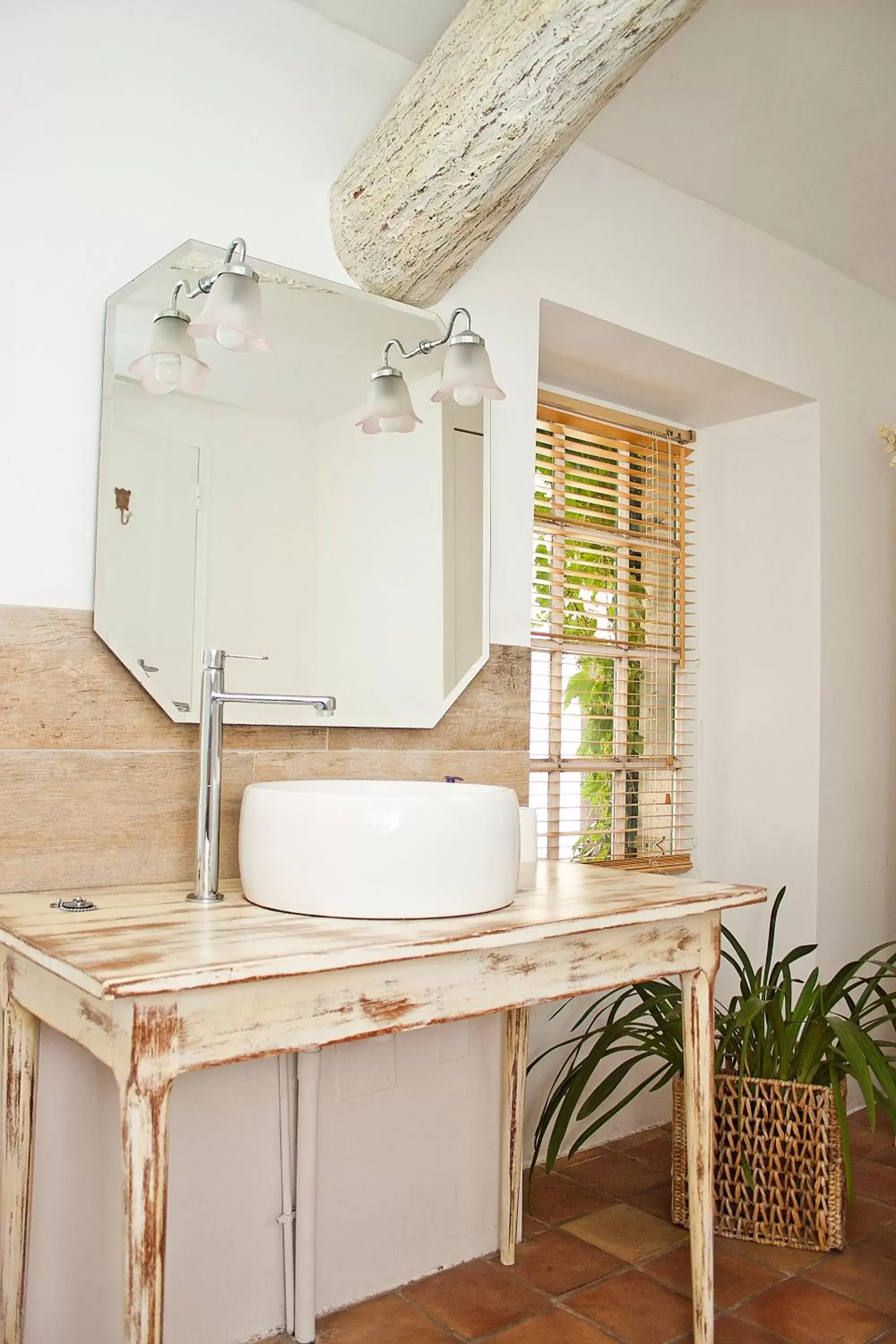 Bathroom, Kitchen/Kitchenette in Maison Saint Louis avec Jacuzzi