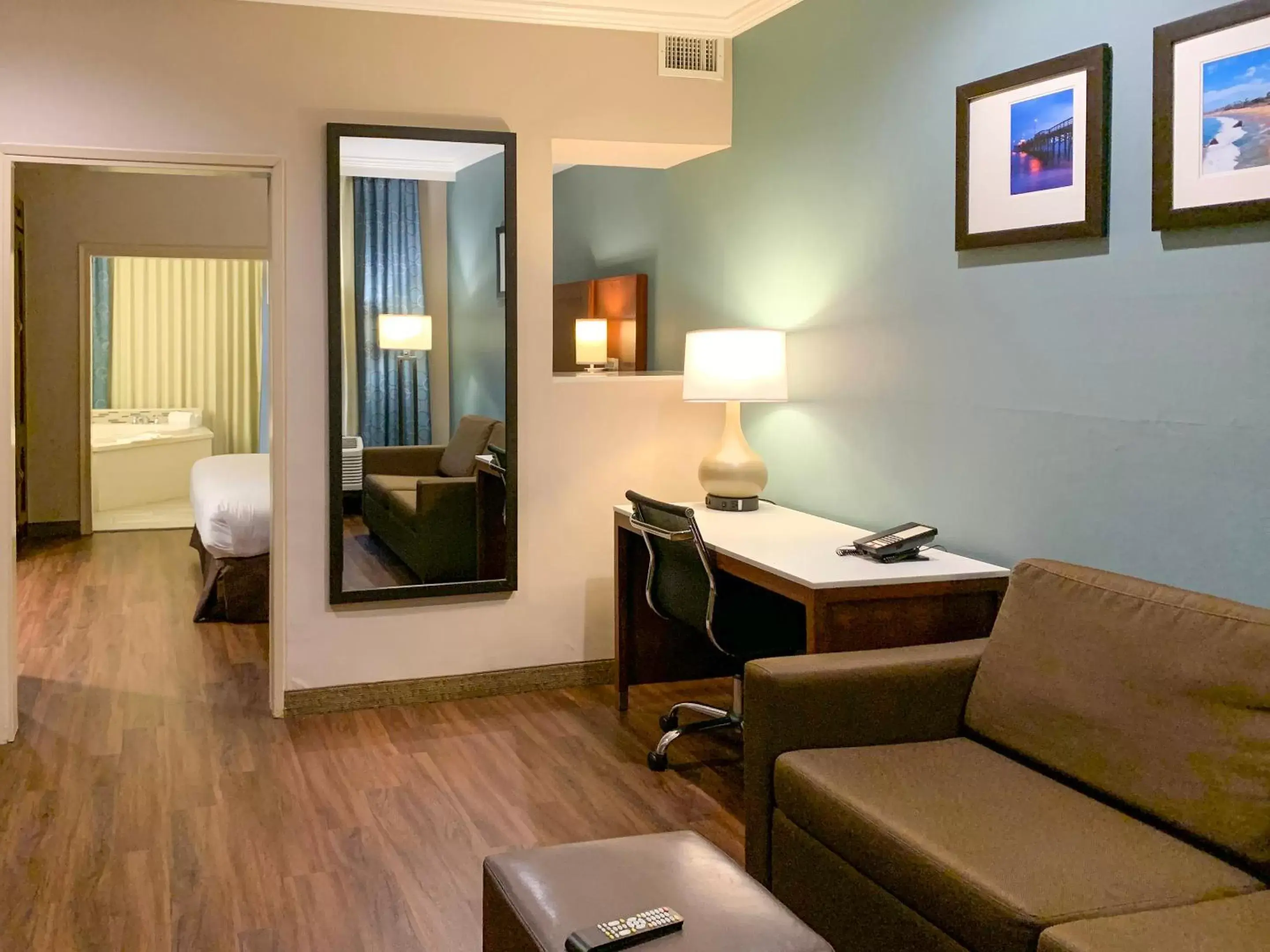 Seating Area in MainStay Suites John Wayne Airport, a Choice Hotel