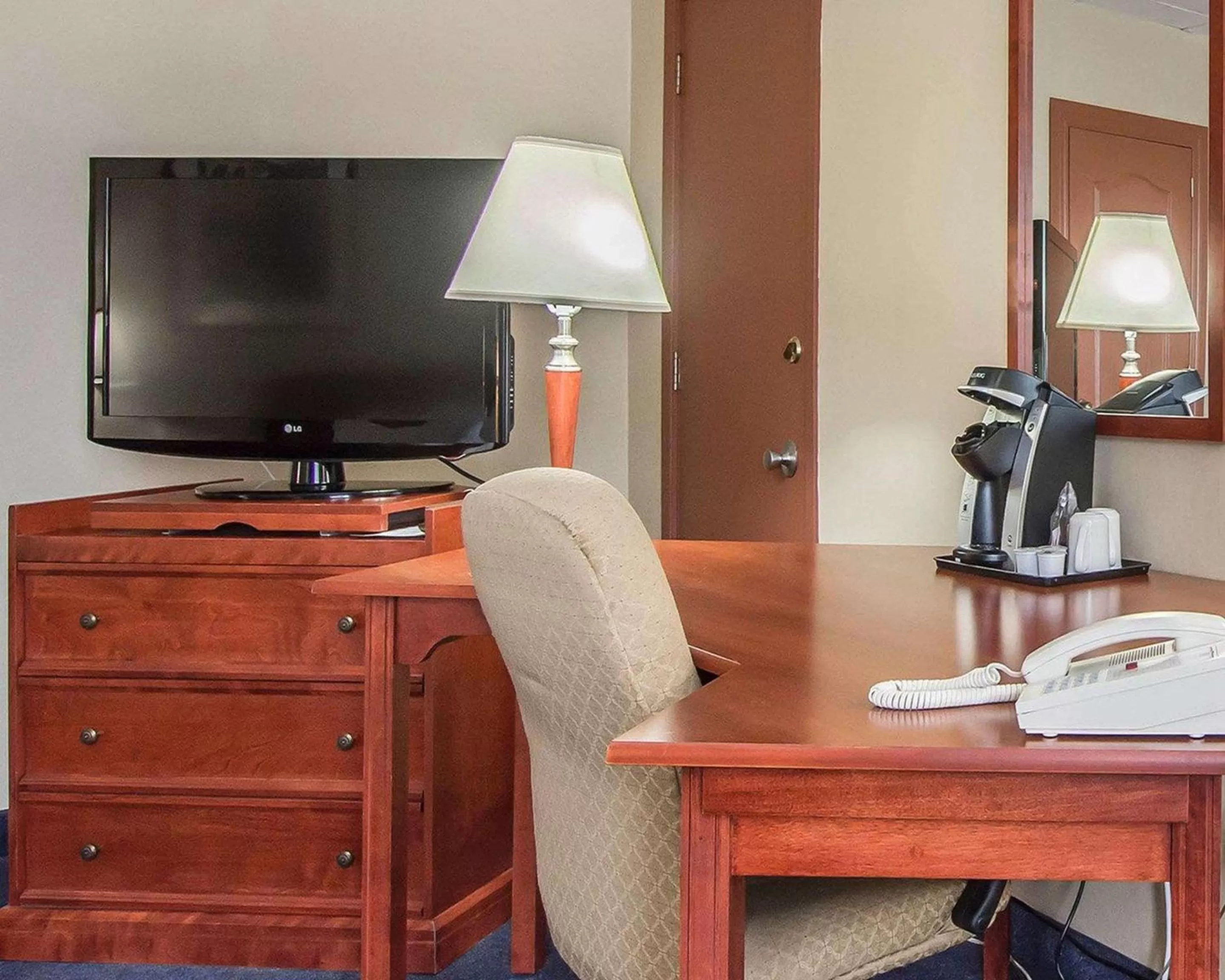 Photo of the whole room, TV/Entertainment Center in Econo Lodge Forestville
