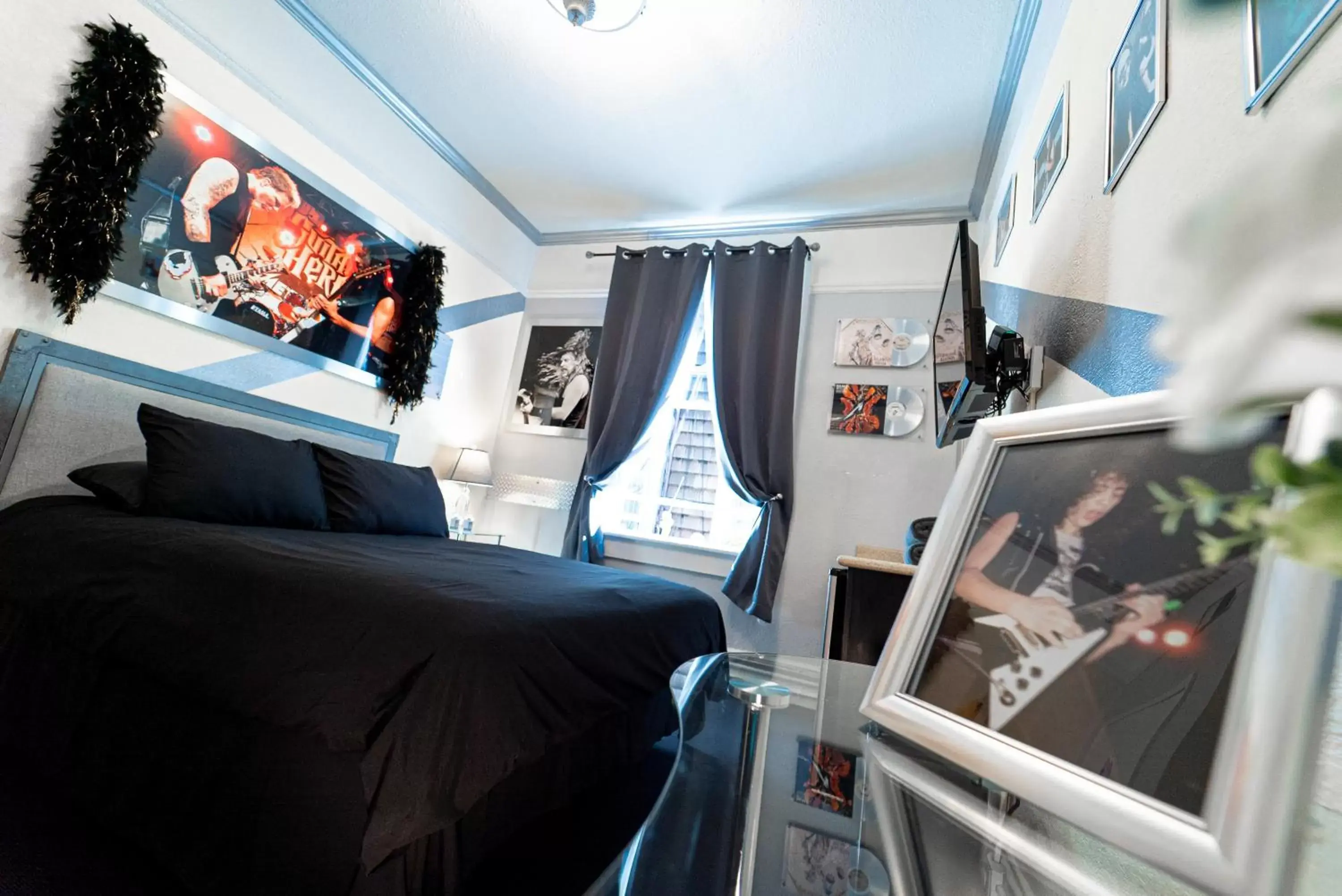 Bedroom in Music City Hotel - Home of the San Francisco Music Hall of Fame