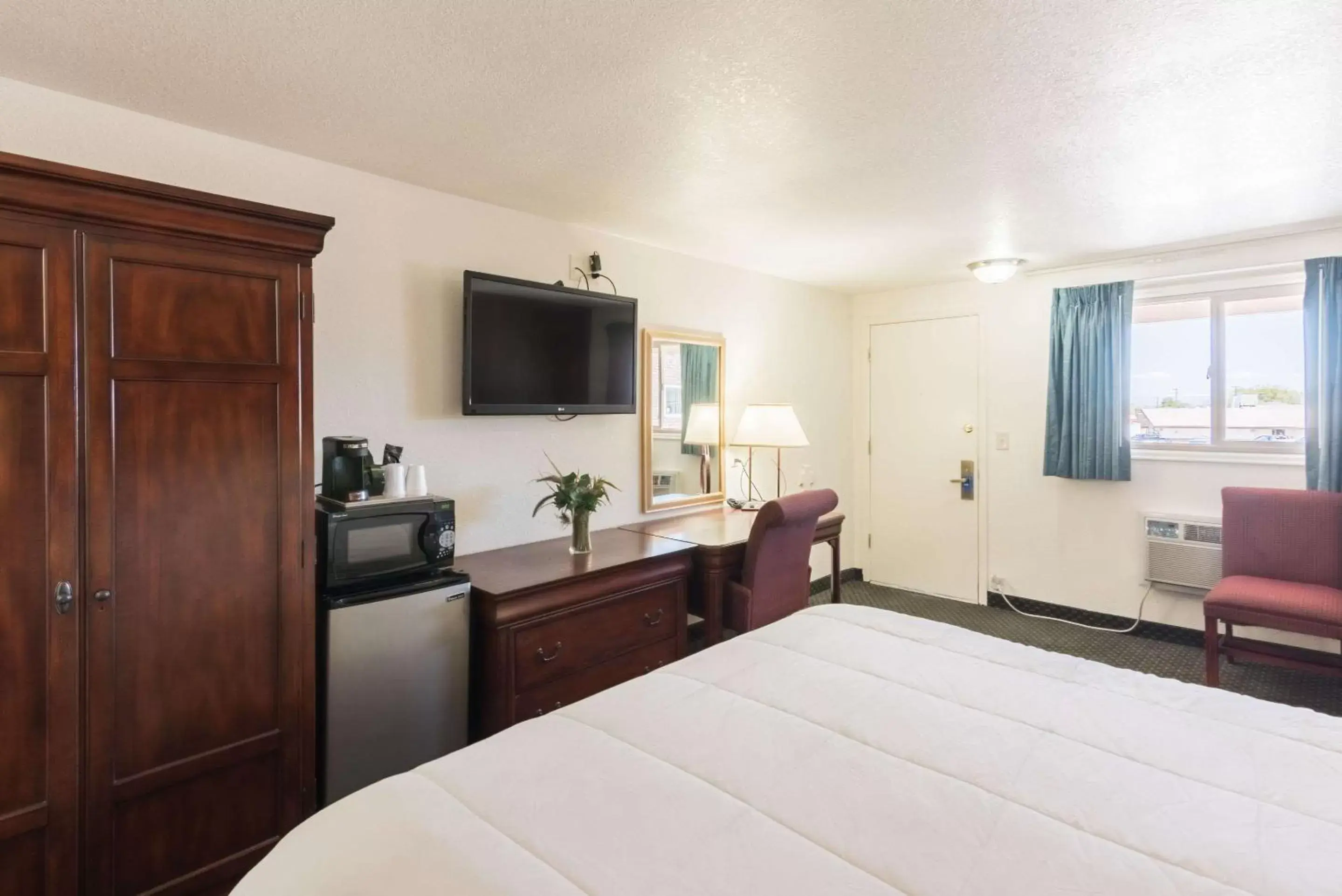 Photo of the whole room, Bed in 1st Interstate Inn Montrose