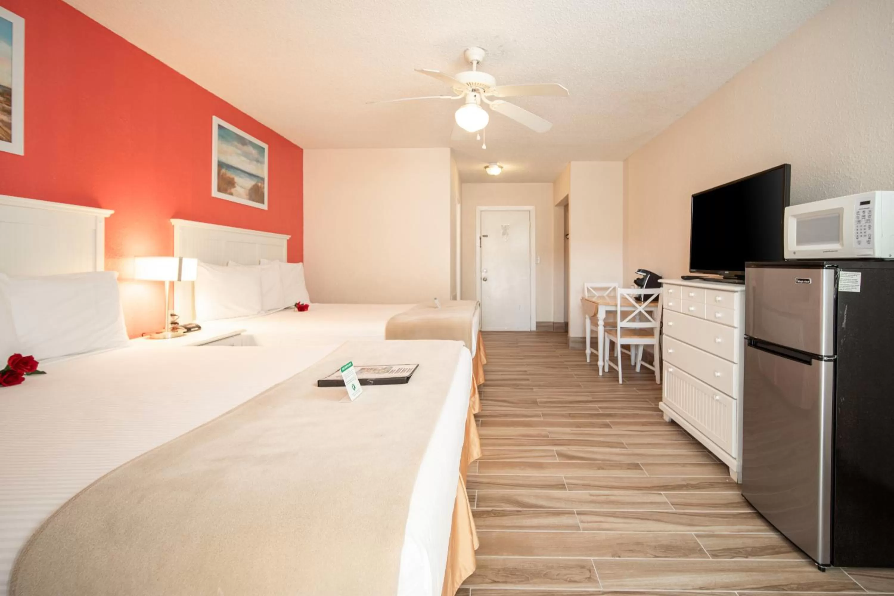 Photo of the whole room, Bed in Island Sun Inn & Suites - Venice, Florida Historic Downtown & Beach Getaway