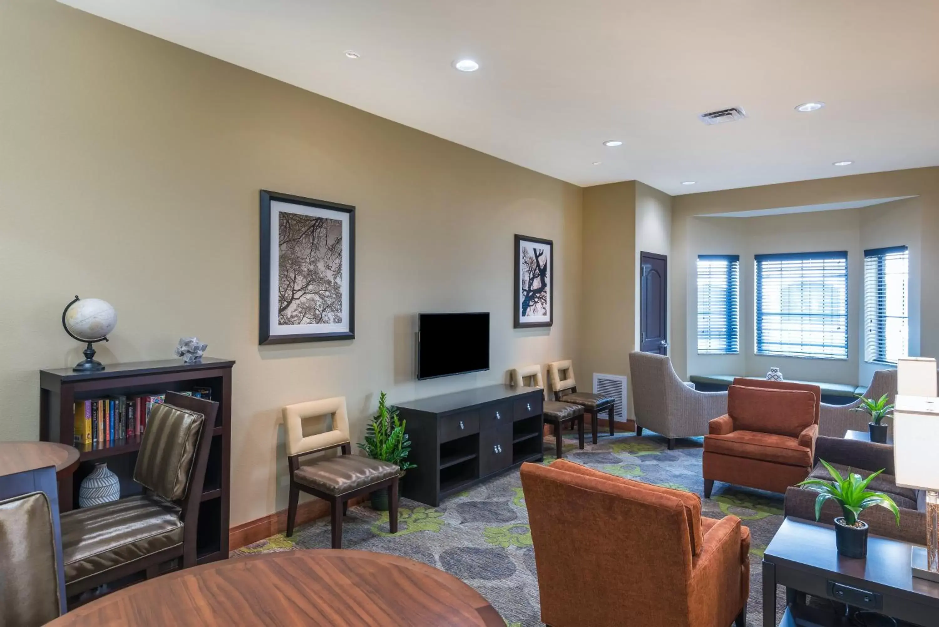 Decorative detail, Seating Area in Staybridge Suites Eau Claire - Altoona, an IHG Hotel