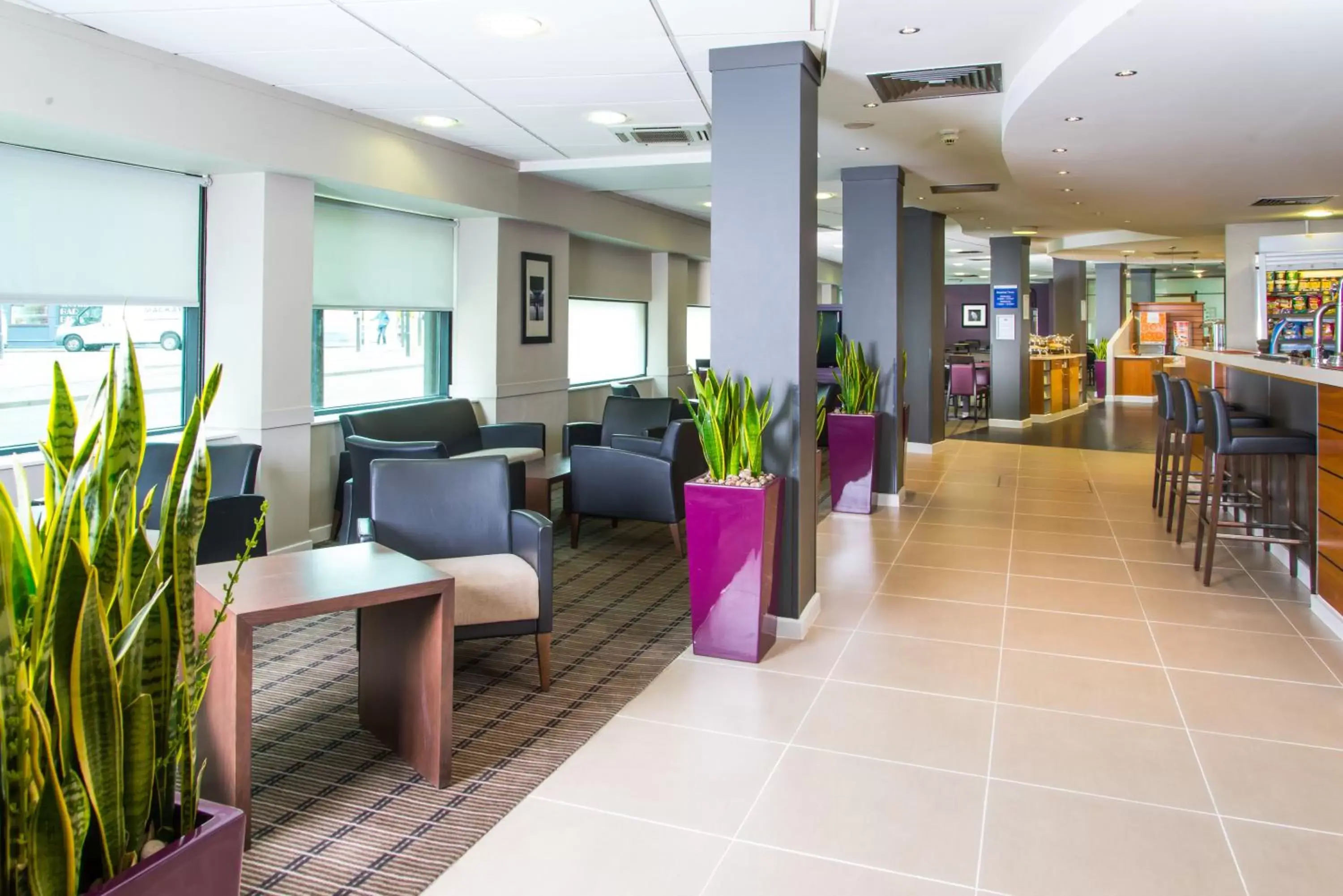 Property building, Lounge/Bar in Holiday Inn Express - Glasgow - City Ctr Riverside, an IHG Hotel