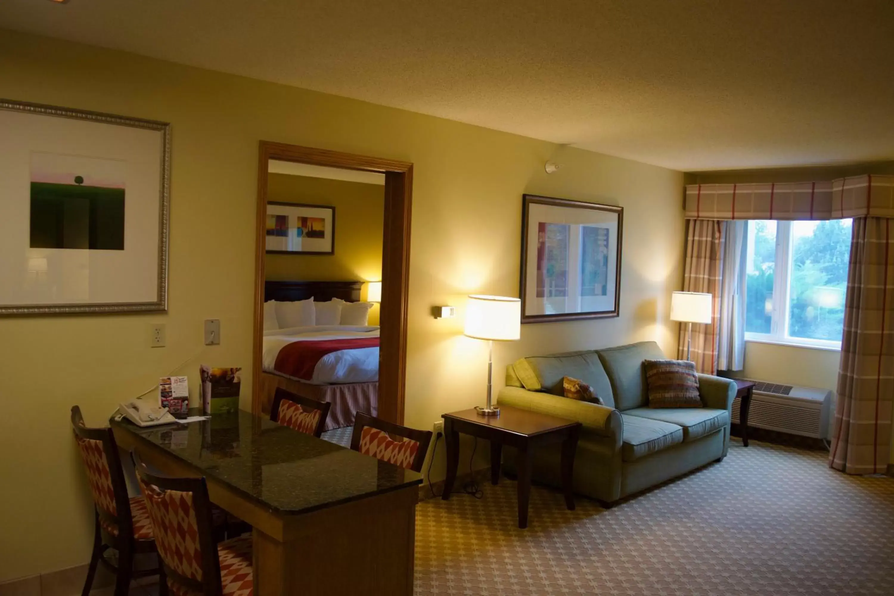 Bed, Seating Area in Country Inn & Suites by Radisson, Lincoln North Hotel and Conference Center, NE