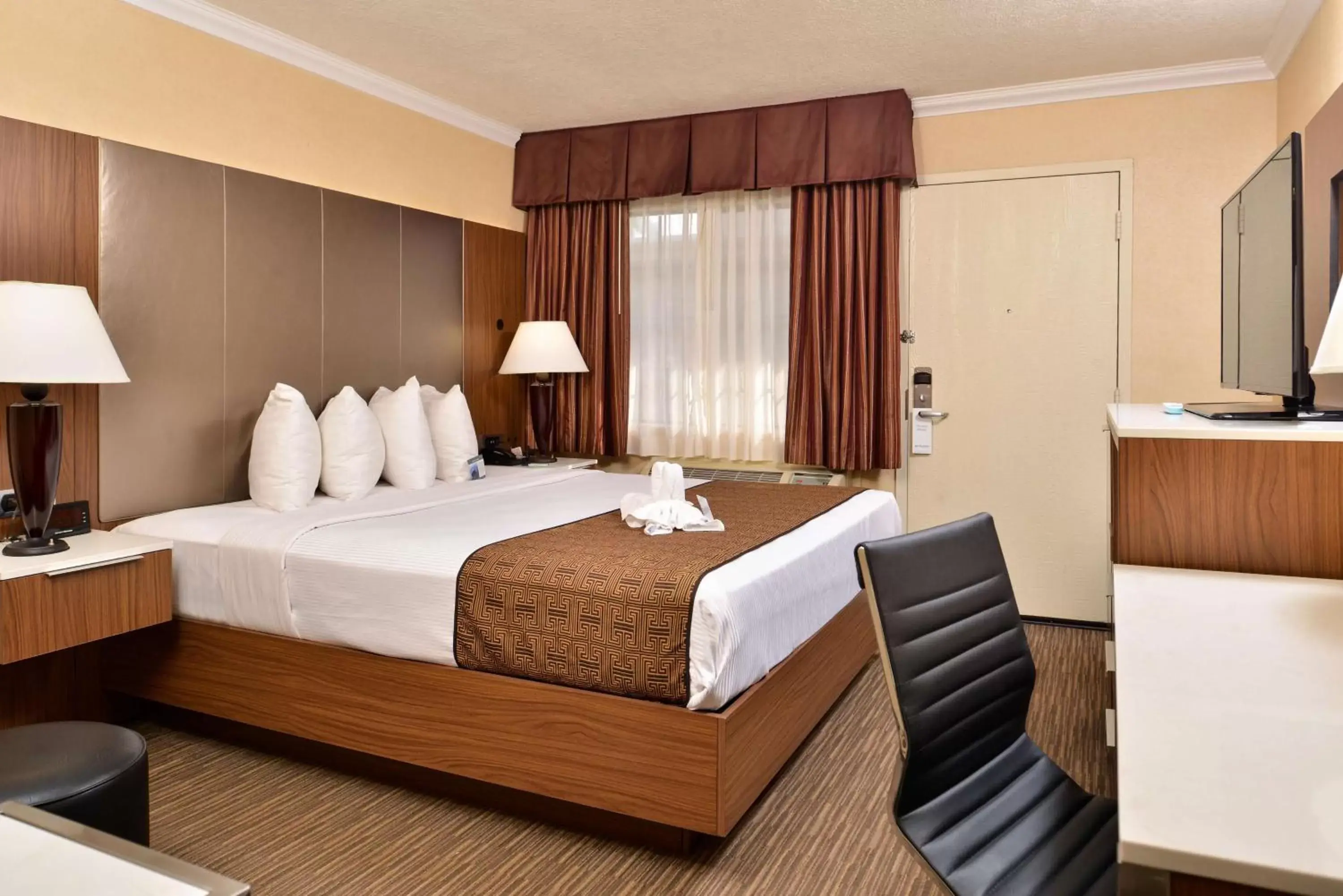 Photo of the whole room, Bed in Best Western Hollywood Plaza Inn Hotel - Hollywood Walk of Fame LA