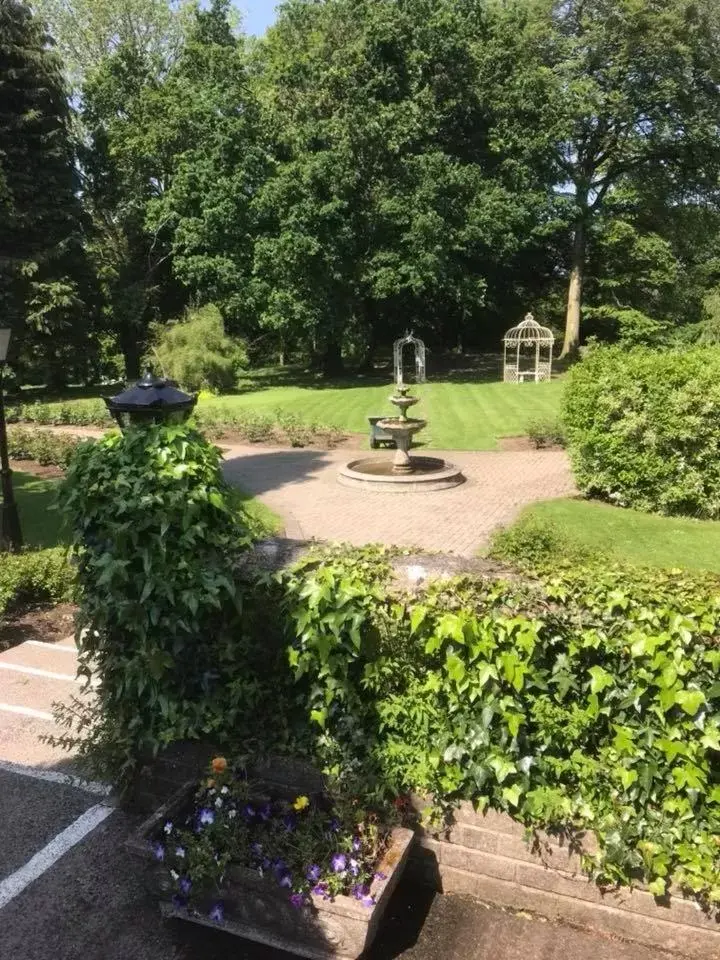 Garden in Castle Oaks House Hotel