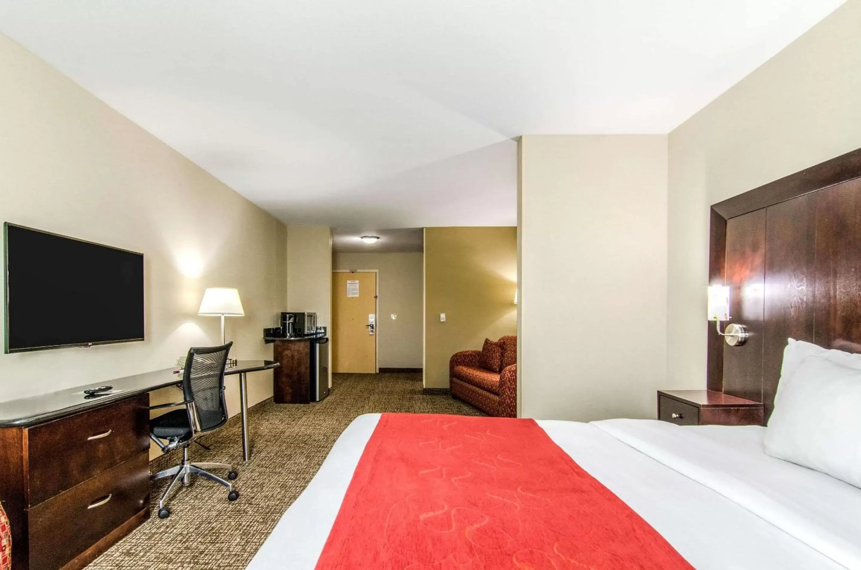 Photo of the whole room, Bed in Comfort Suites Bentonville - Rogers