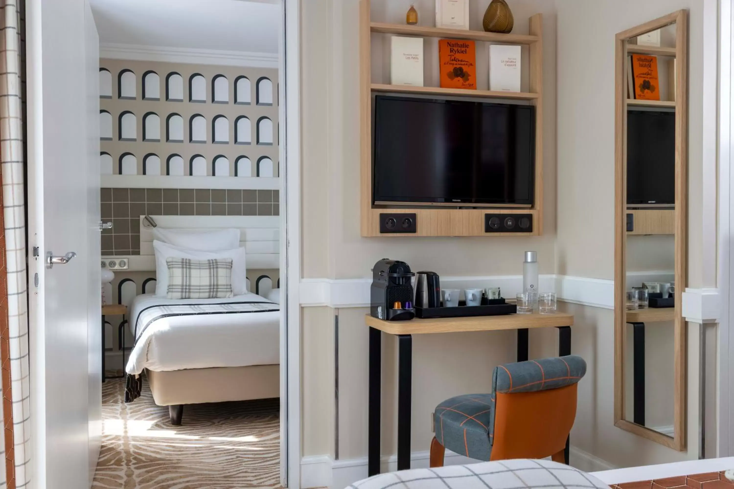 TV and multimedia, TV/Entertainment Center in Hotel Sleeping Belle